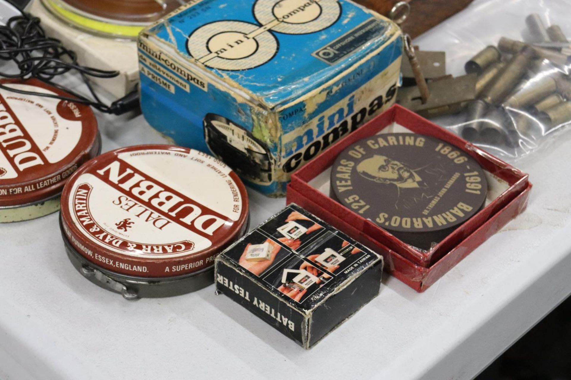 A MIXED VINTAGE LOT TO INCLUDE AN AA BADGE, DESK CALENDAR, 'MINI-COMPAS', LOCKS, GAVEL, TINS, ETC - Image 2 of 8