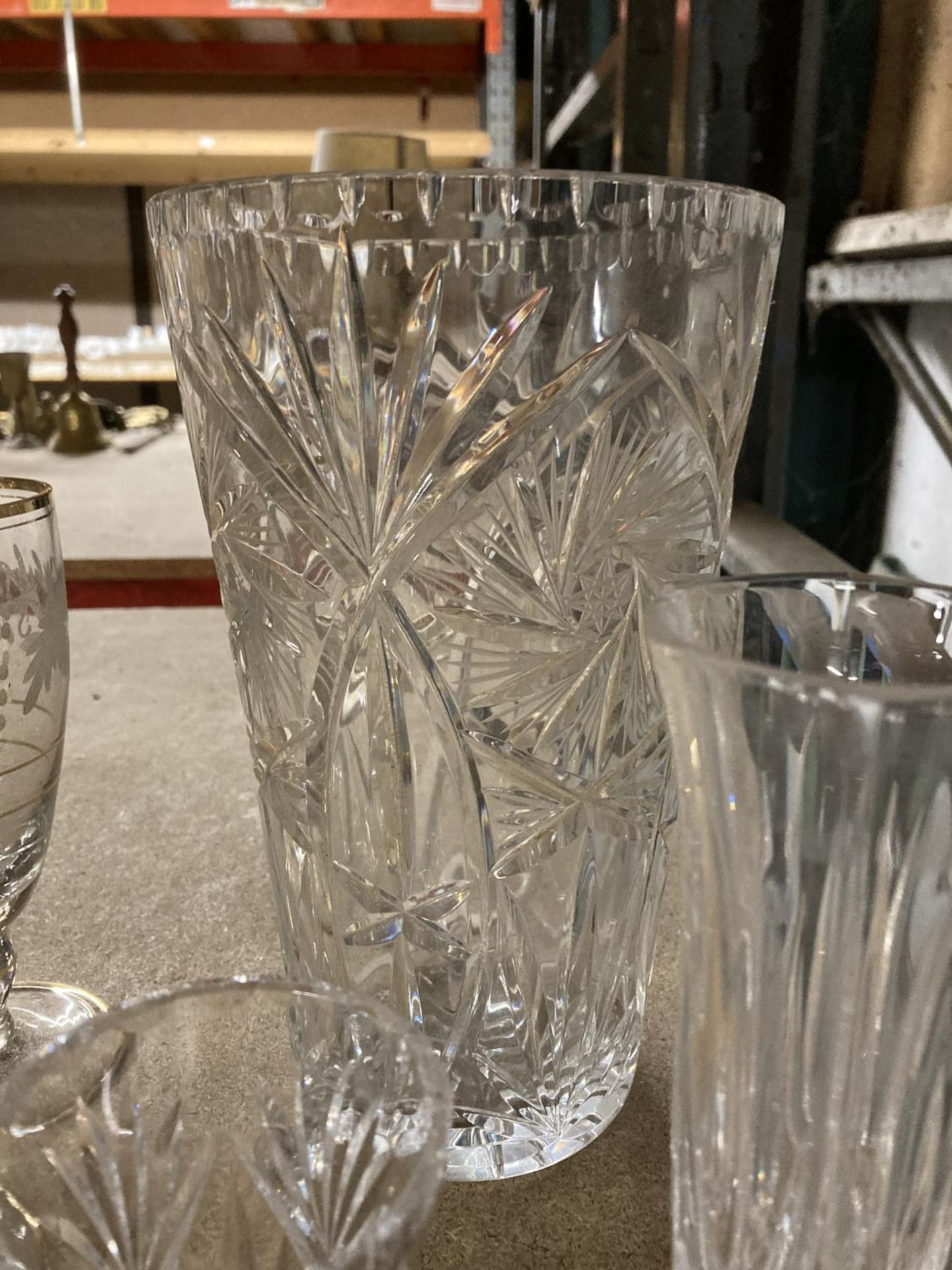 A QUANTITY OF GLASSWARE TO INCLUDE VASES, GLASSES AND FLOWER ARRANGING FROG ETC - Image 2 of 5