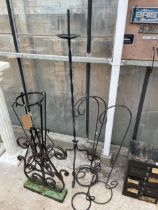 AN ASSORTMENT OF METAL ITEMS TO INCLUDE A PLANT STAND, A TRIPOD STAND AND HANGING FRAMES ETC
