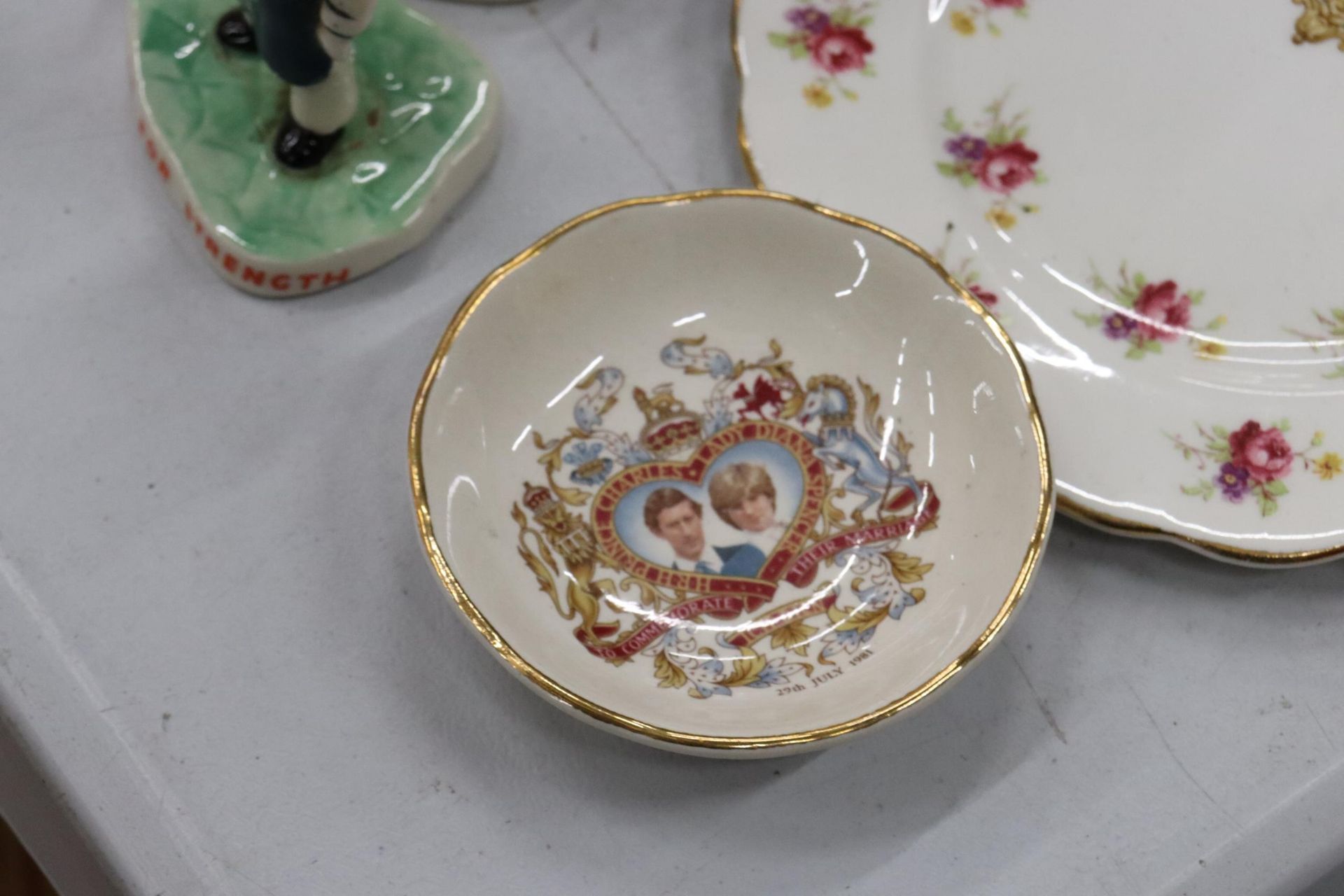 A COLLECTION OF ROYAL COMMEMORATIVE ITEMS TO INCLUDE CUPS, PLATES, PLUS GUINNESS CERAMICS - Image 4 of 11