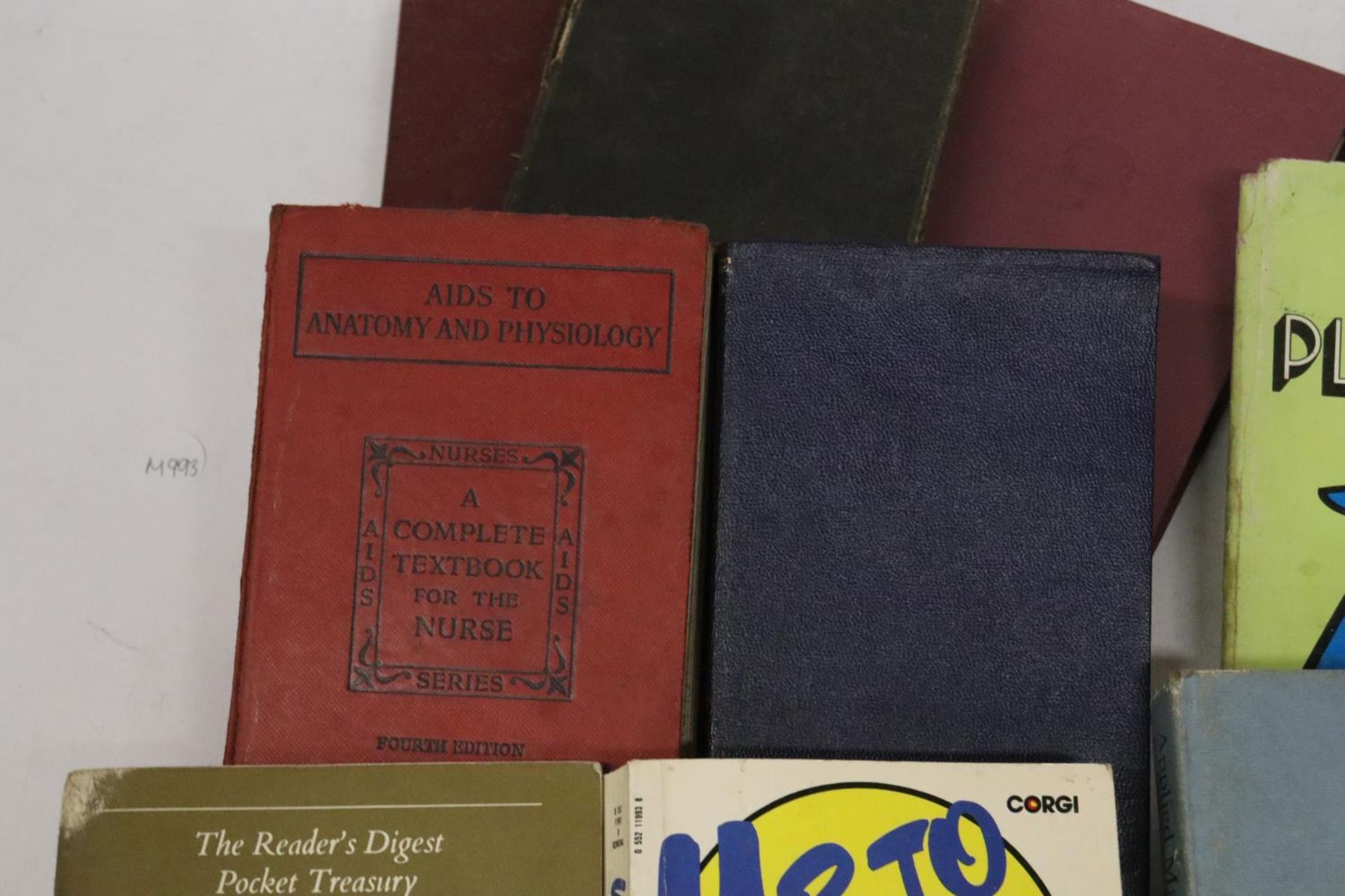 VARIOUS VITNAGE BOOKS TO INCLUDE THE SCIENCES, NURSING, MATHS, BHISTORY ETC - Image 4 of 5