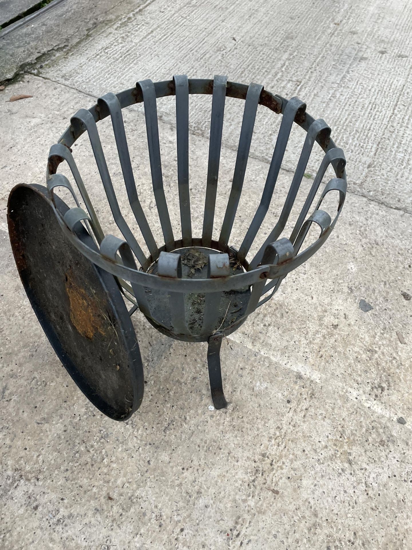 A SMAL METAL GARDEN FIRE PIT - Image 3 of 3