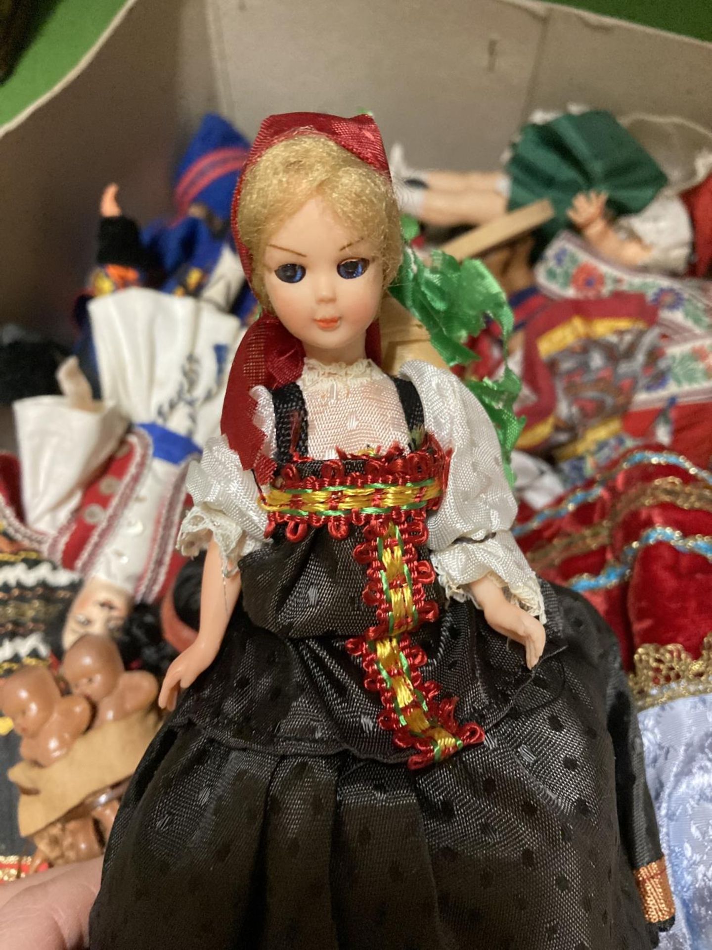 A LARGE COLLECTION OF DOLLS FROM AROUND THE WORLD - Image 3 of 5