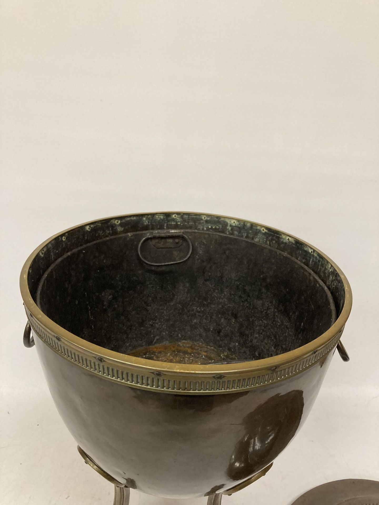 A BRASS AND COPPER COAL BOX ON FOUR LEGS, WITH LION HEAD HANDLES, AN ACORN TOP AND LINER - Image 5 of 5