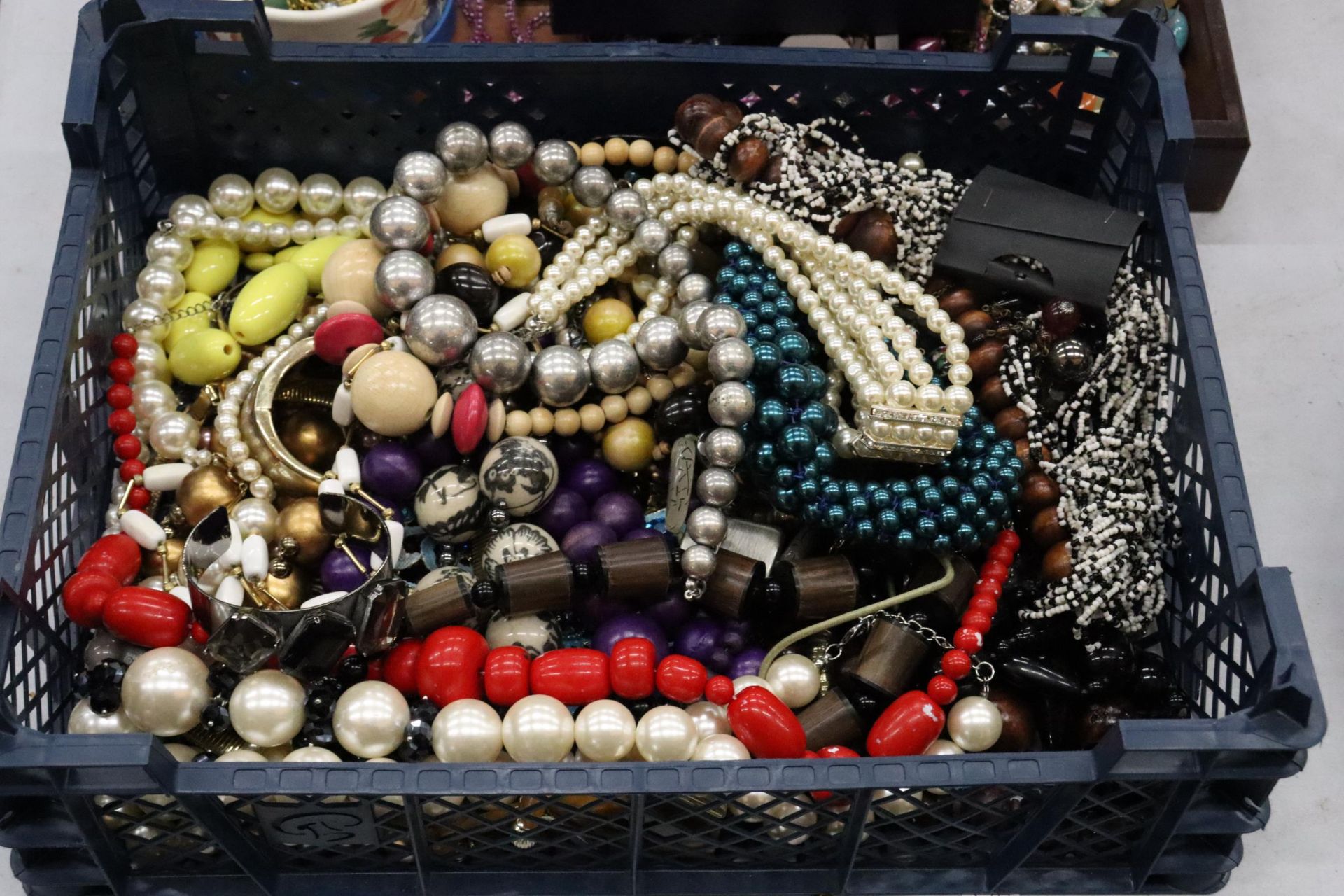 A LARGE QUANTITY OF COSTUME JEWELLERY TO INCLUDE AMBER STYLE BEADS, BANGLES, NECKLACES, BEADS, - Image 2 of 8