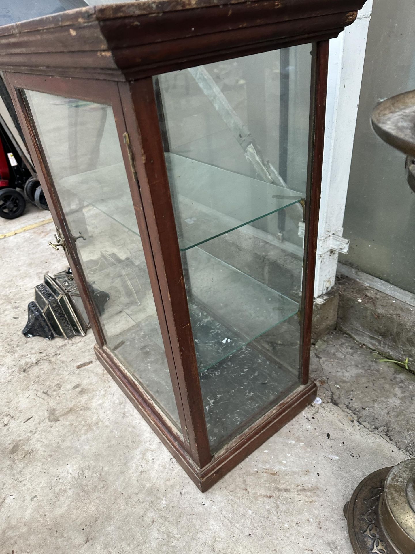 AN EARLY 20TH CENTURY OAK AND GLASS SHOP DISPLAY CABINET - Image 4 of 4