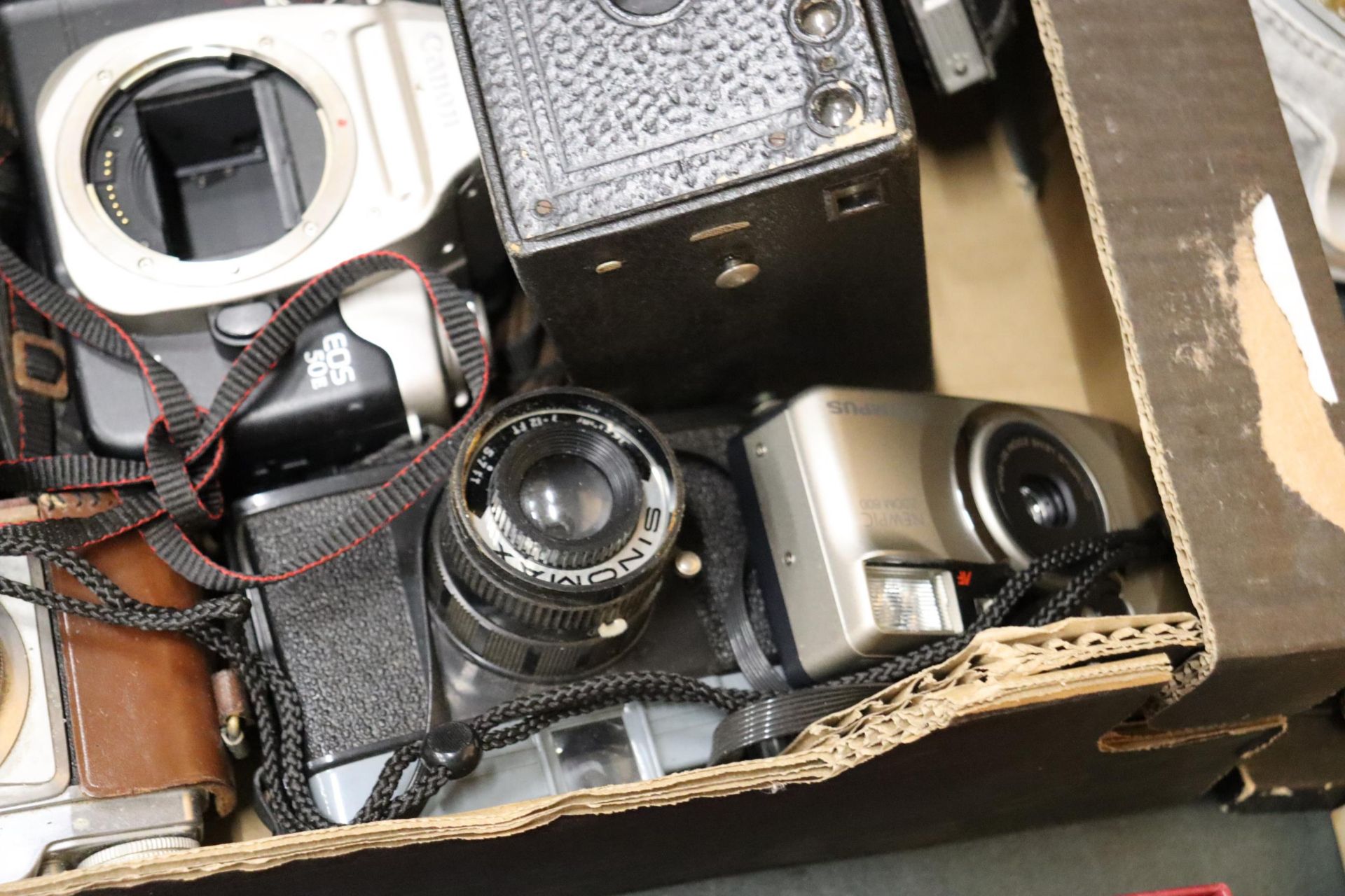 A LARGE QUANTITY OF VINTAGE CAMERAS TO INCLUDE CANON, ENSIGN, KODAK BROWNIE, ETC - 26 IN TOTAL - Image 6 of 9