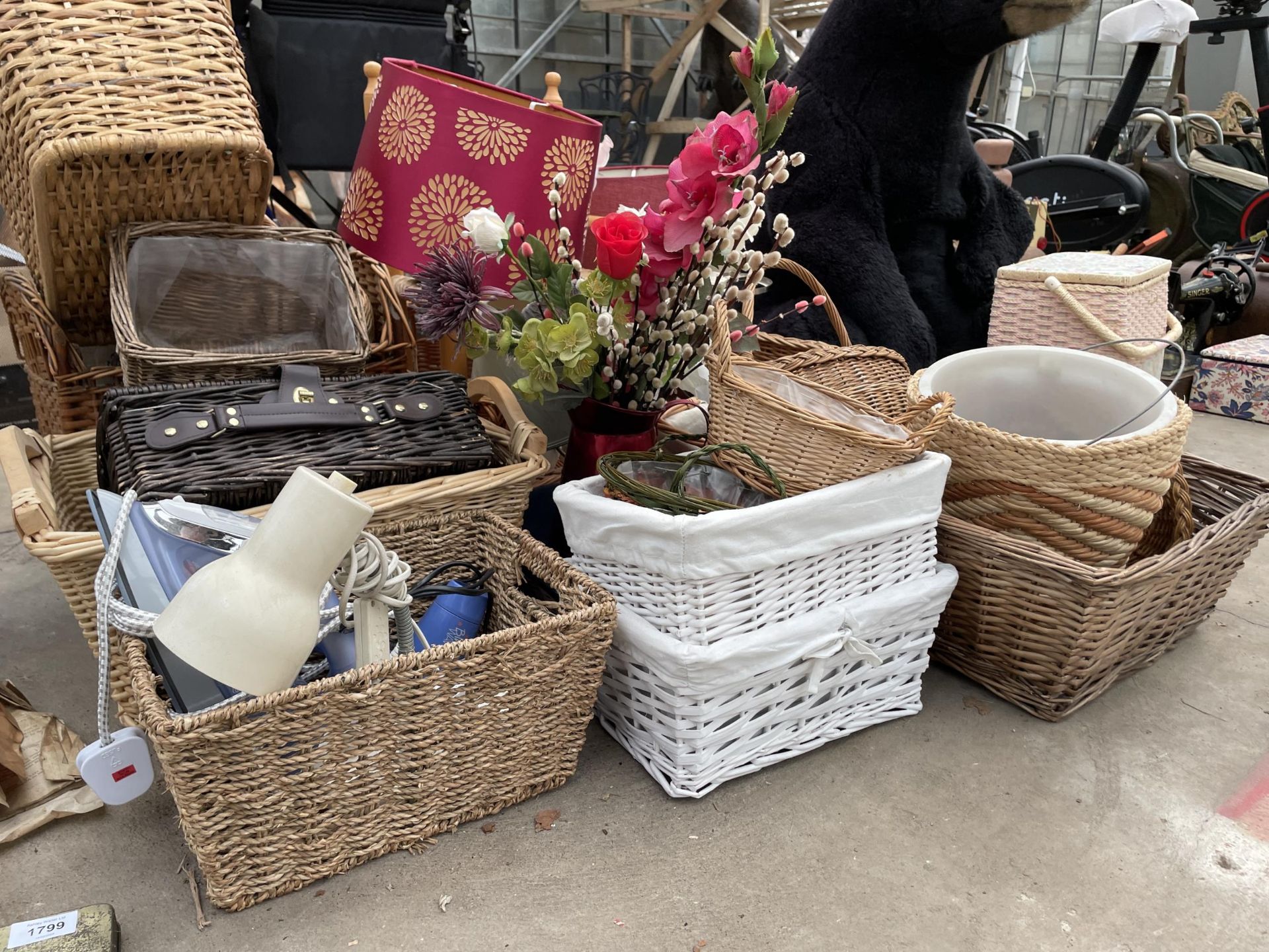A LARGE ASSORTMENT OF ITEMS TO INCLUDE WICKER BASKETS, LIGHT FITTINGS AND A CHILDS CHAIR ETC - Image 5 of 5