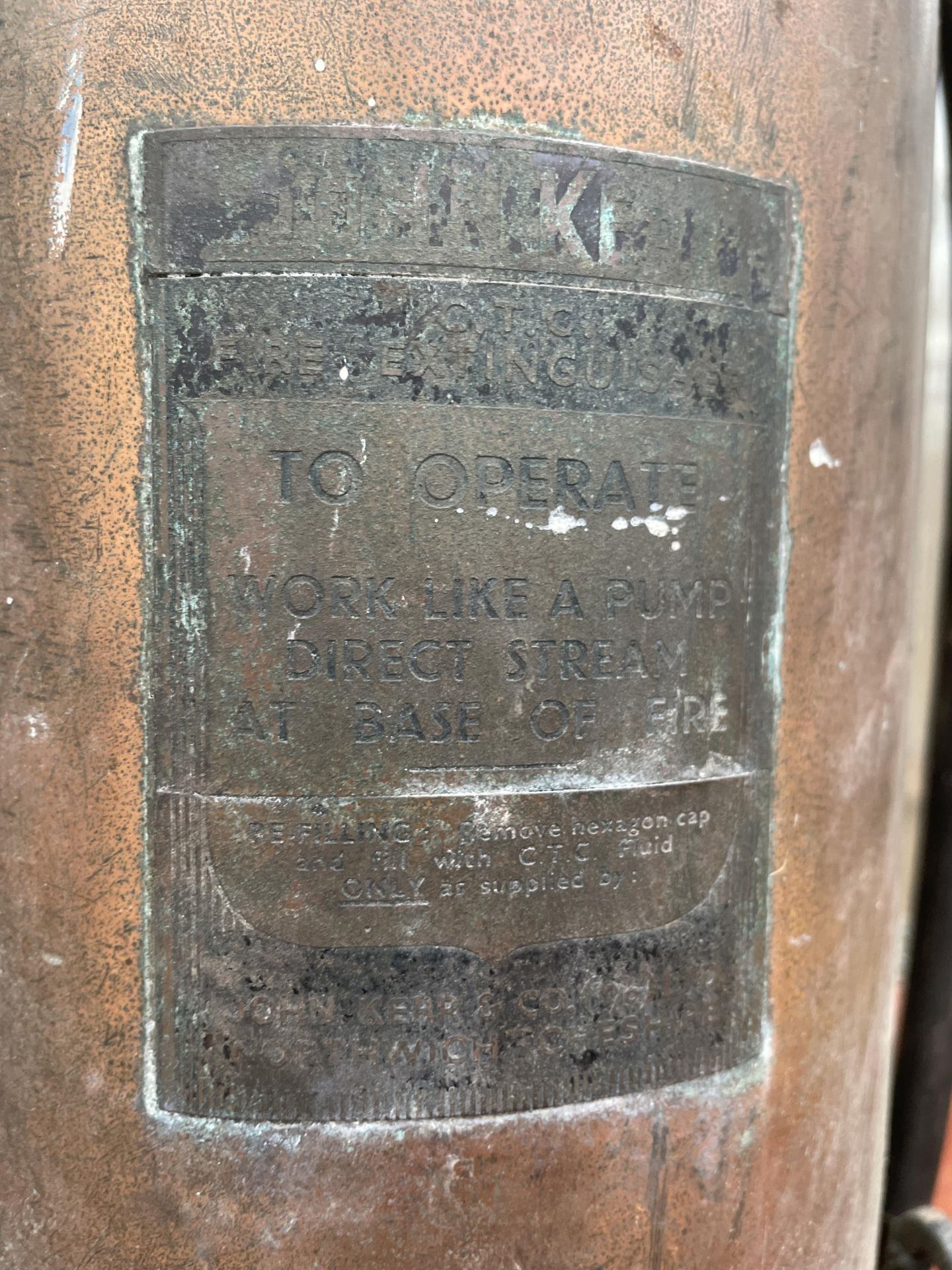 A VINTAGE COPPER FIRE EXTINGUISHER WITH IONDESTINCT PLAQUE - Image 2 of 4