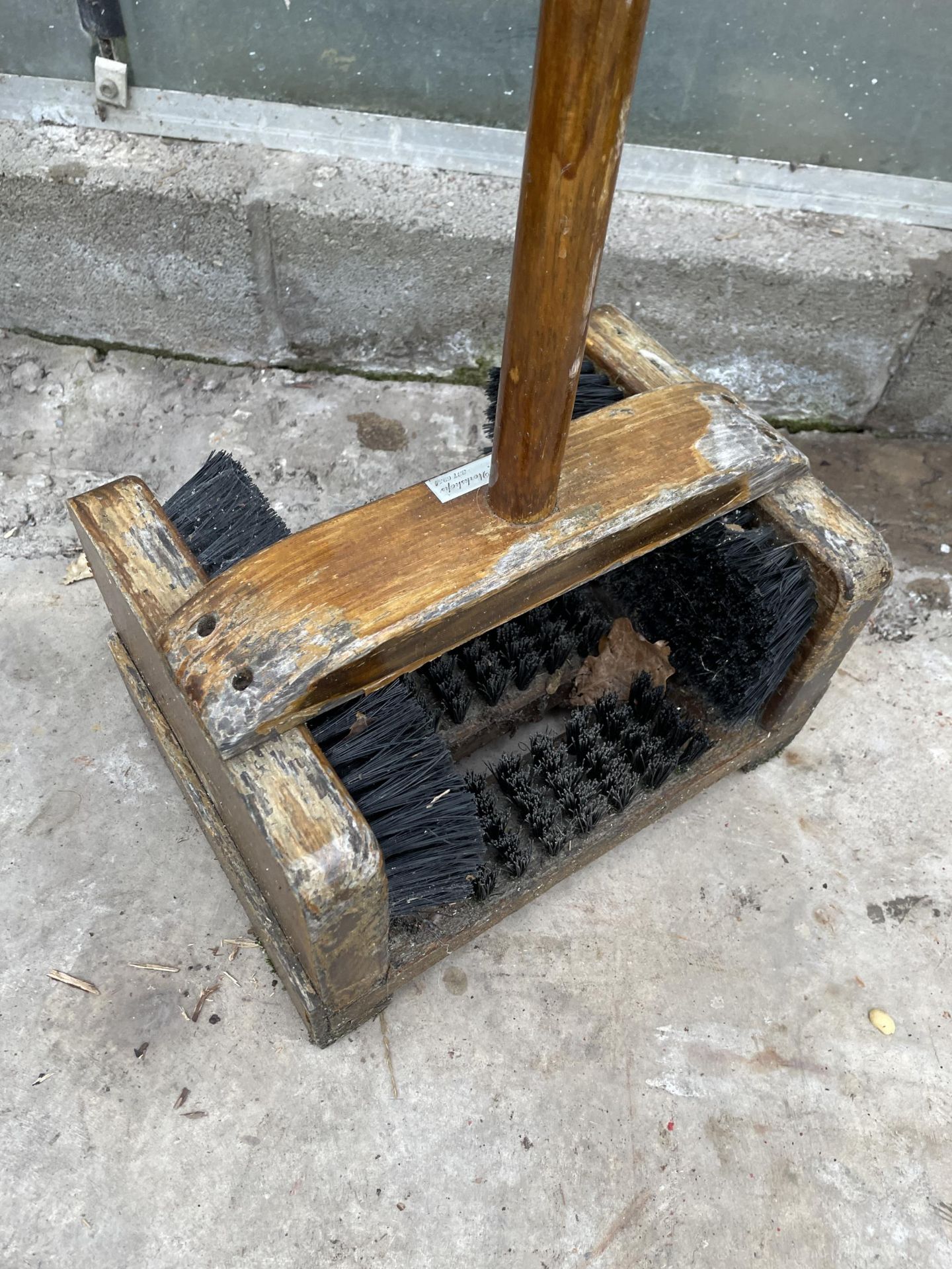 A VINTAGE WOODEN BOOT BRUSH WITH 'LORD ROBERTS WORKSHOP' PLAQUE - Image 3 of 4