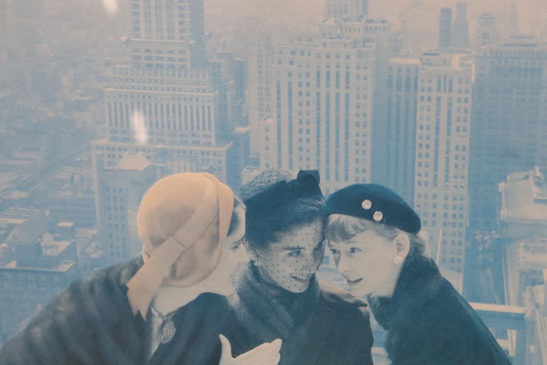A NORMAN PARKINSON FRAMED PRINT 'HAT FASHIONS', THE NEW YORK SKYLINE FROM THE ROOF OF THE CONDE NAST - Bild 3 aus 3