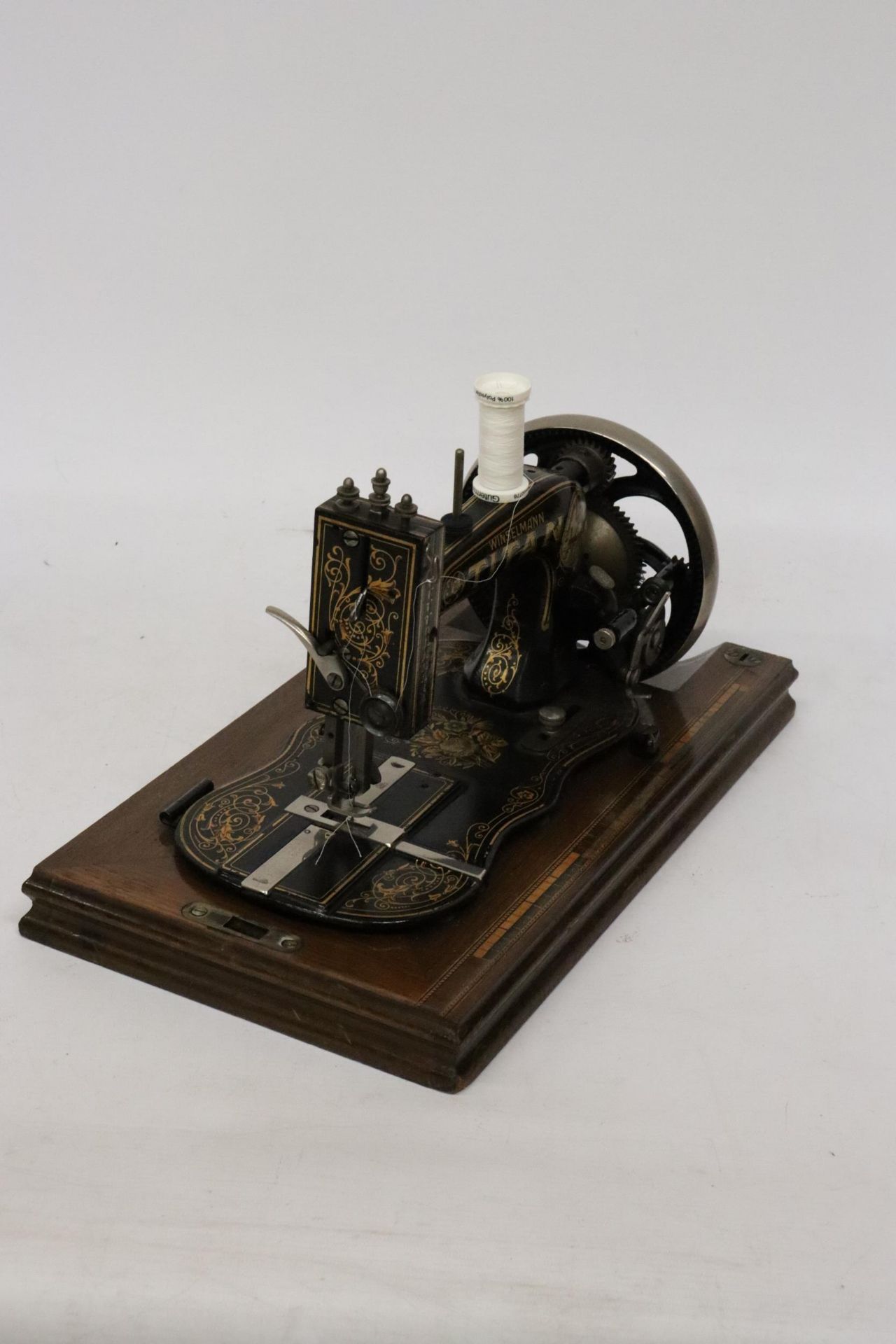 A VINTAGE WINSELMANN 'TITAN' SEWING MACHINE WITH ORIGINAL CASE AND KEY - Image 3 of 7