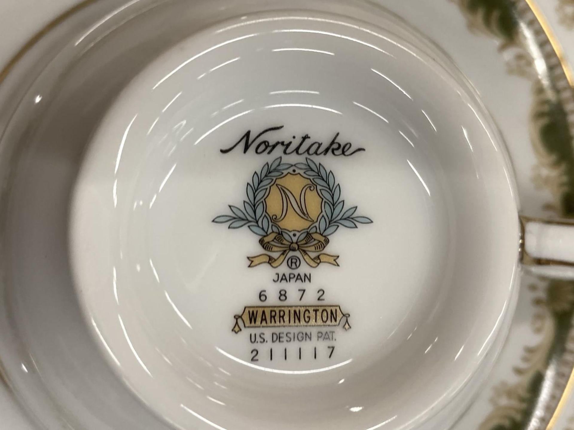 A NORITAKE PART DINNER SERVICE TO INCLUDE A SERVING BOWL AND PLATE, VARIOUS SIZES OF PLATES, CREAM - Image 6 of 6