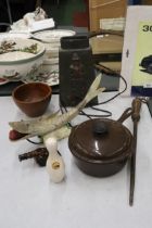A MIXED VINTAGE LOT TO INCLUDE A FISH LAMP, A STONEWARE VASE WITH KNIGHT DETAIL TO THE FRONT, HEIGHT