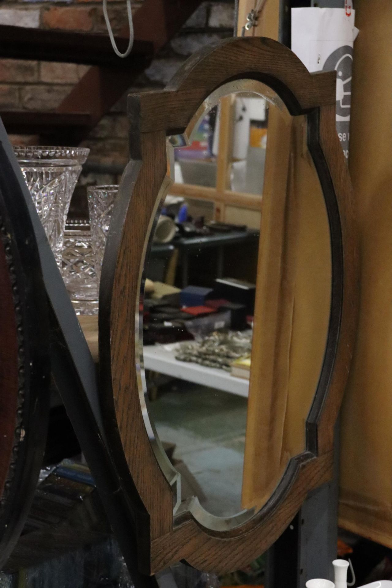 A VINTAGE MAHOGANY FRAMED MIRROR WITH BEVELLED GLASS, 56CM X 71CM - Image 2 of 2