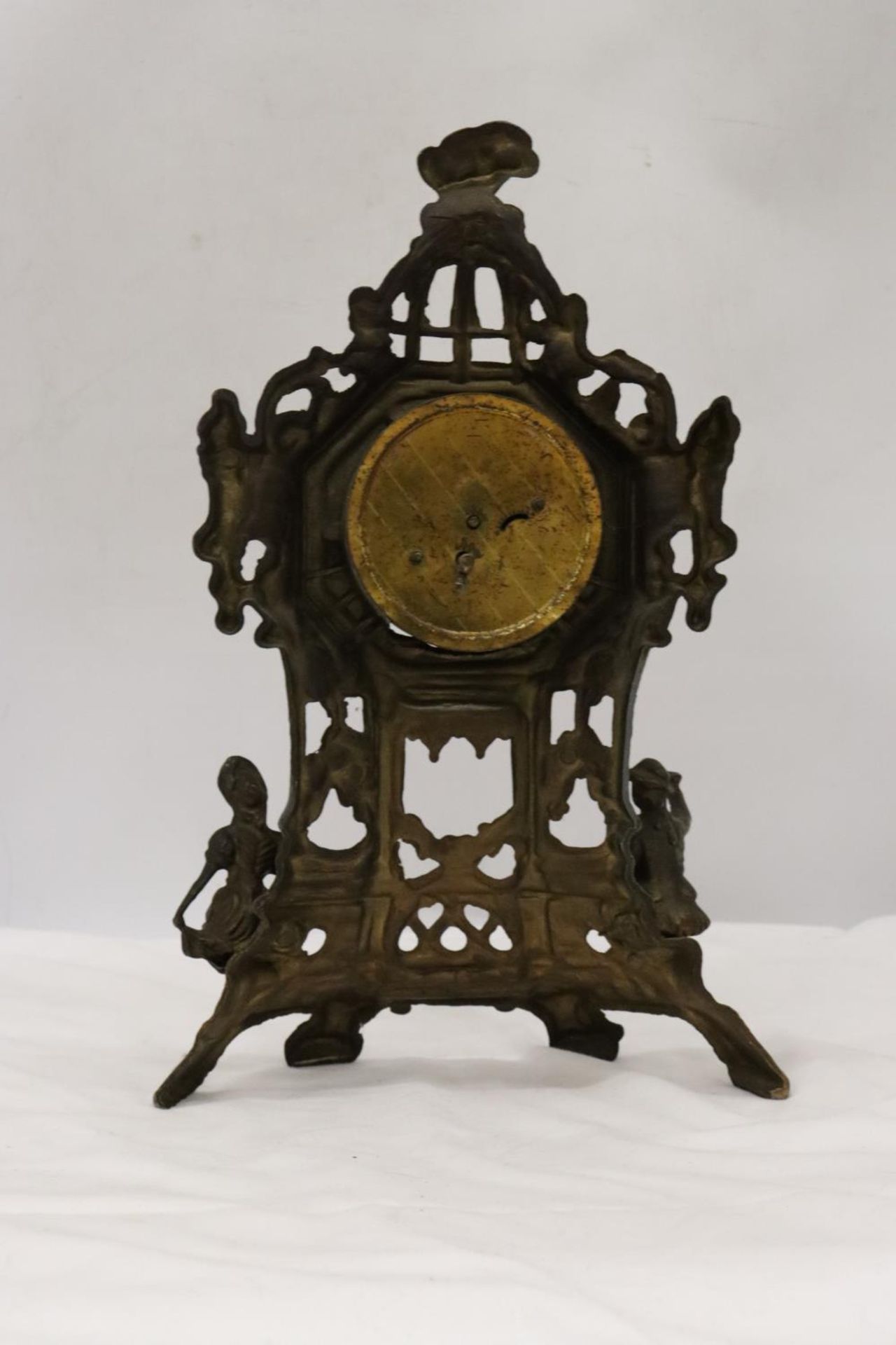 AN ORNATE VINTAGE BRASS MANTLE CLOCK, HEIGHT - 36 CM - Image 3 of 5