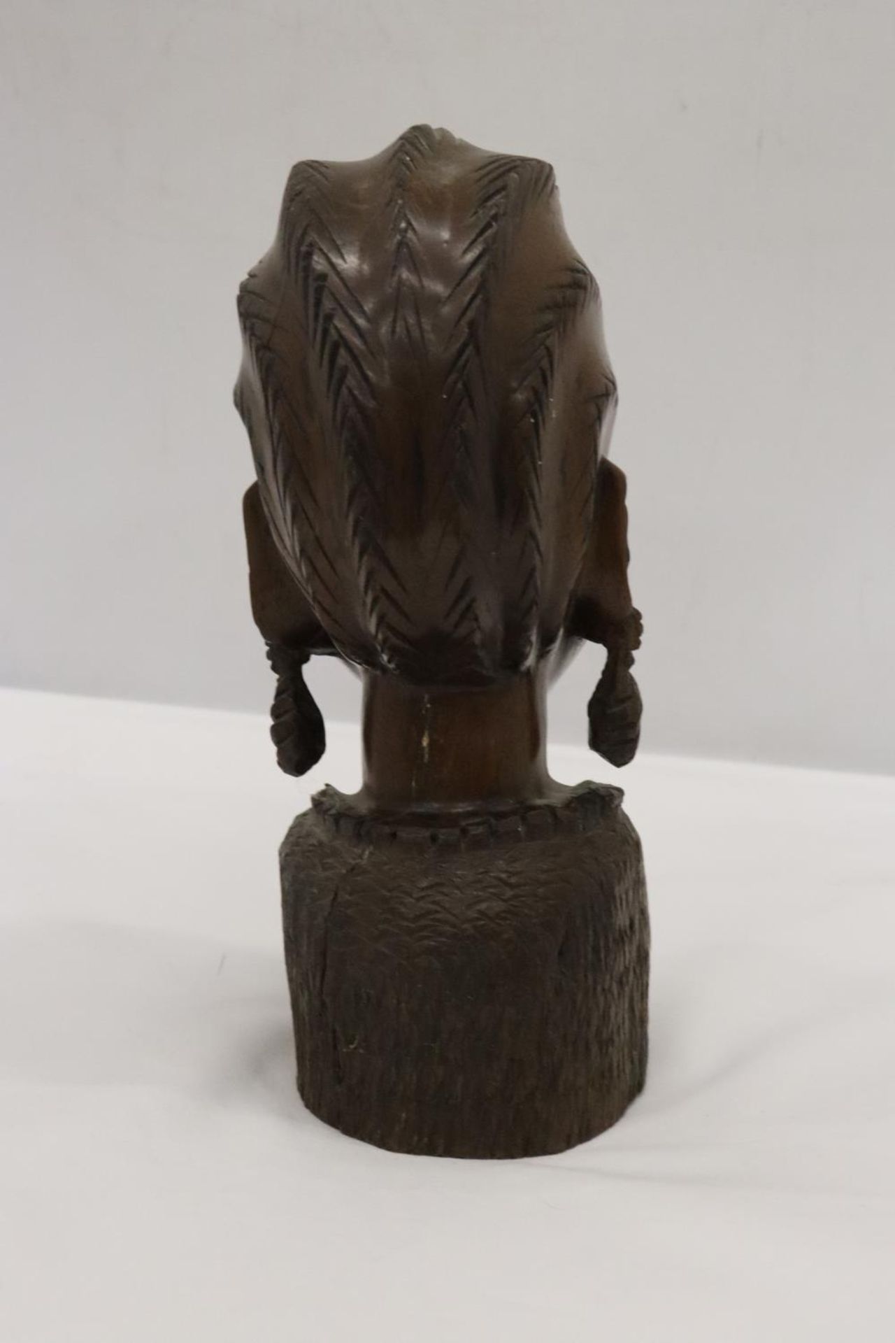 AN AFRICAN HARDWOOD CARVED BUST OF A LADY, HEIGHT 24CM - Bild 3 aus 5