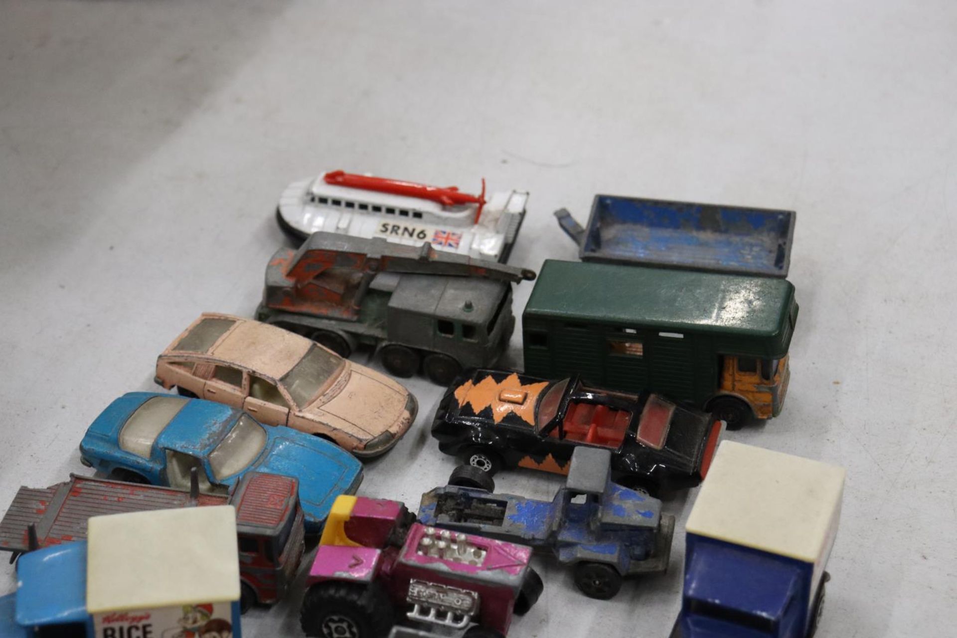A QUANTITY OF VINTAGE MATCHBOX AND LESNEY DIECAST VEHICLES - Image 3 of 8