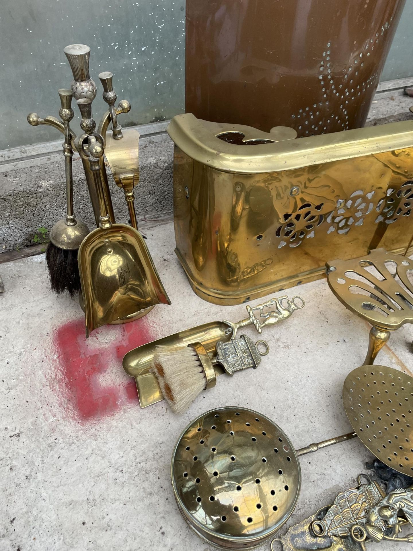 AN ASSORTMENT OF VINTAGE BRASS AND COPPER FIRESIDE ITEMS TO INCLUDE FIRE FENDERS, TRIVET STANDS, - Image 2 of 4