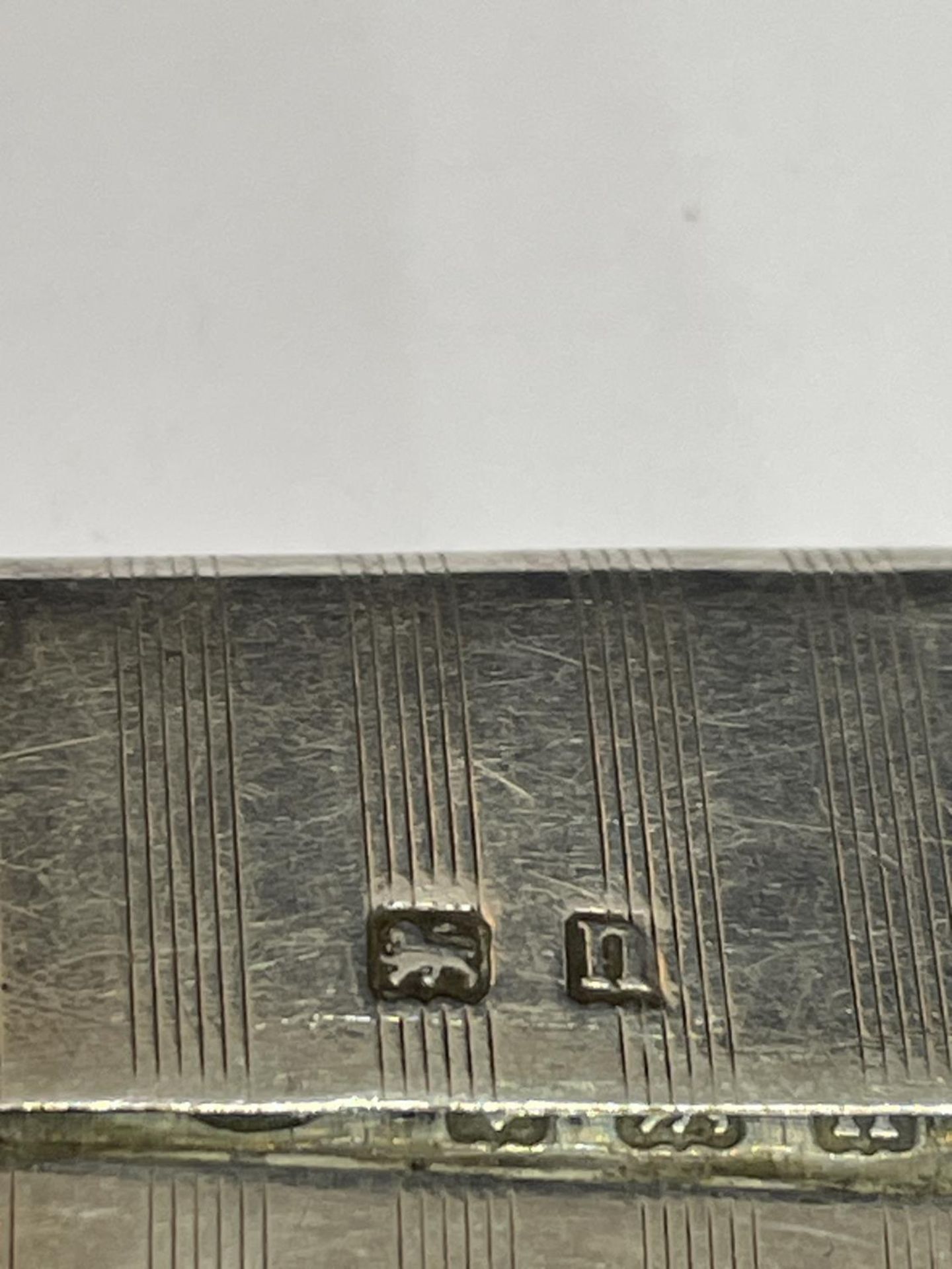 A HALLMARKED BIRMINGHAM SILVER CARD CASE - Bild 3 aus 5