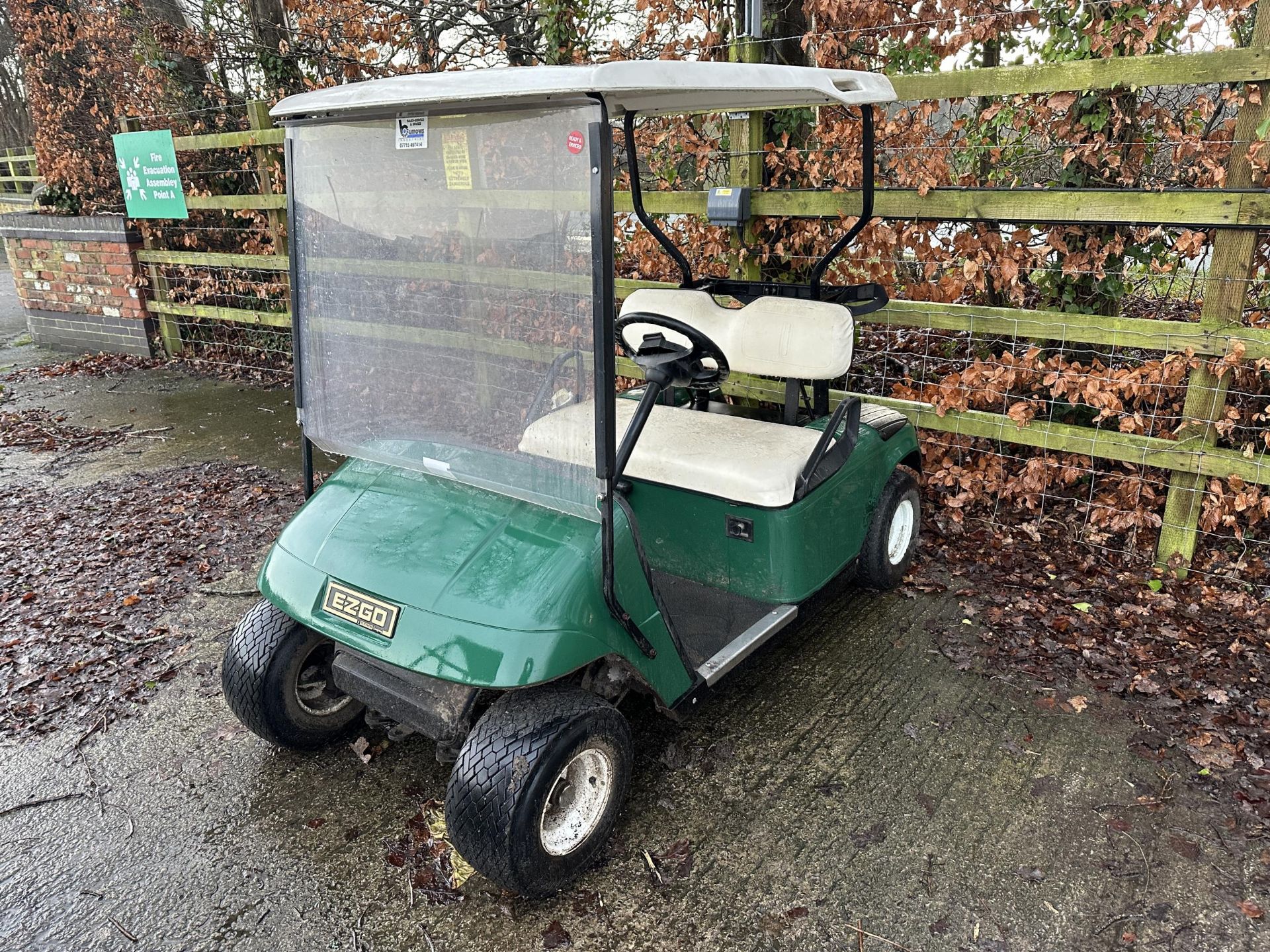 A GREEN EZGO TEXTRON COMPANY ELECTRIC GOLF BUGGY COMPLETE WITH KEY