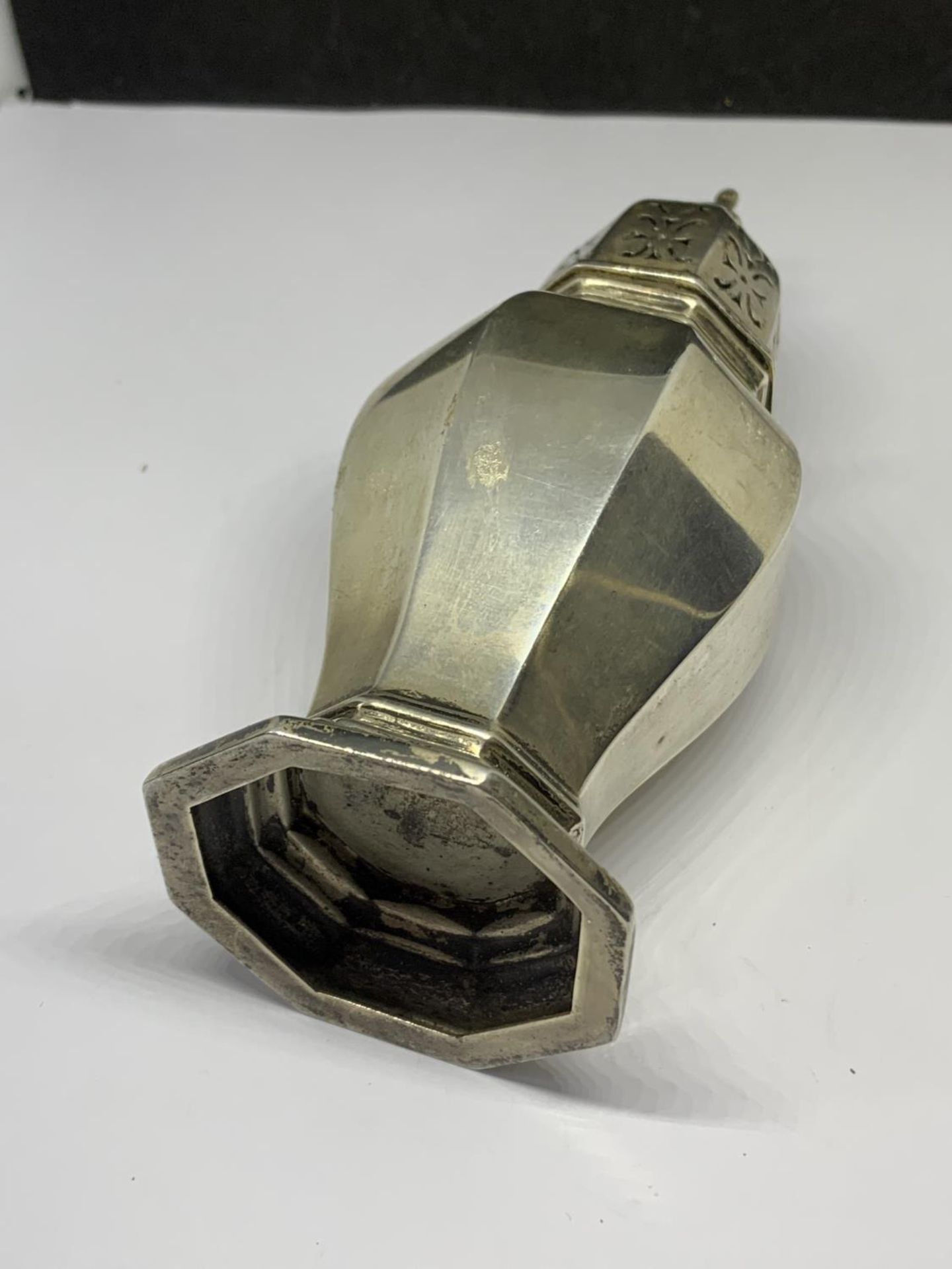 A HALLMARKED BIRMINGHAM SILVER SUGAR SIFTER - Image 4 of 5