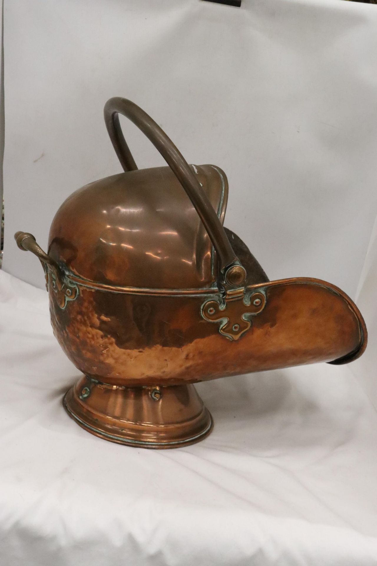 A VINTAGE BEATEN COPPER COAL SCUTTLE - Image 5 of 5