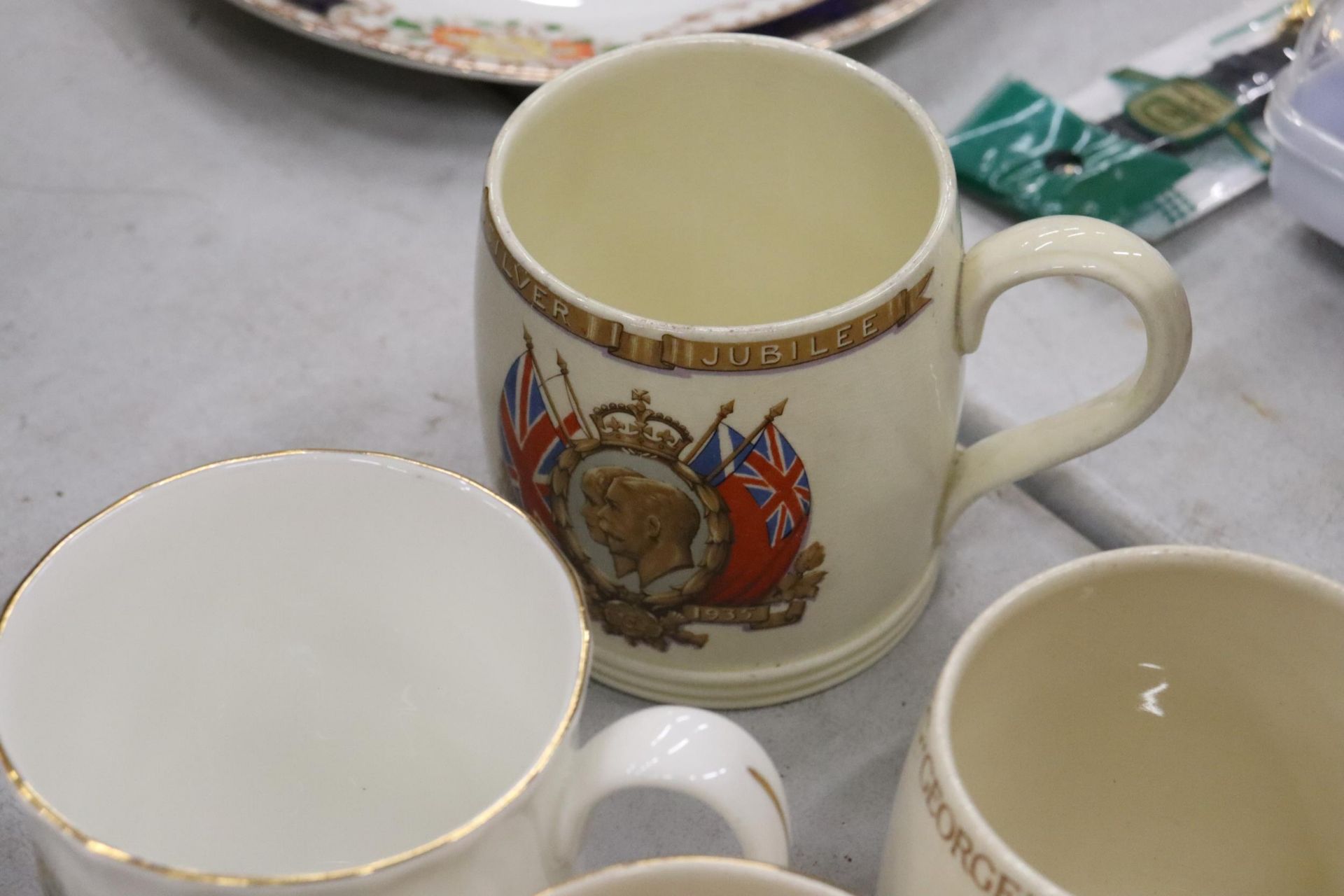 A COLLECTION OF ROYAL COMMEMORATIVE ITEMS TO INCLUDE CUPS, PLATES, PLUS GUINNESS CERAMICS - Image 10 of 11