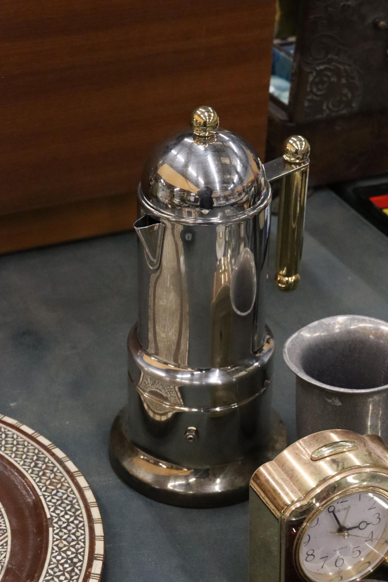 A QUANTITY OF ITEMS TO INCLUDE A CHROME ITALIAN COFFEE POT, TABLE LIGHTERS, CANDLE STICKS, A HIP - Image 3 of 9