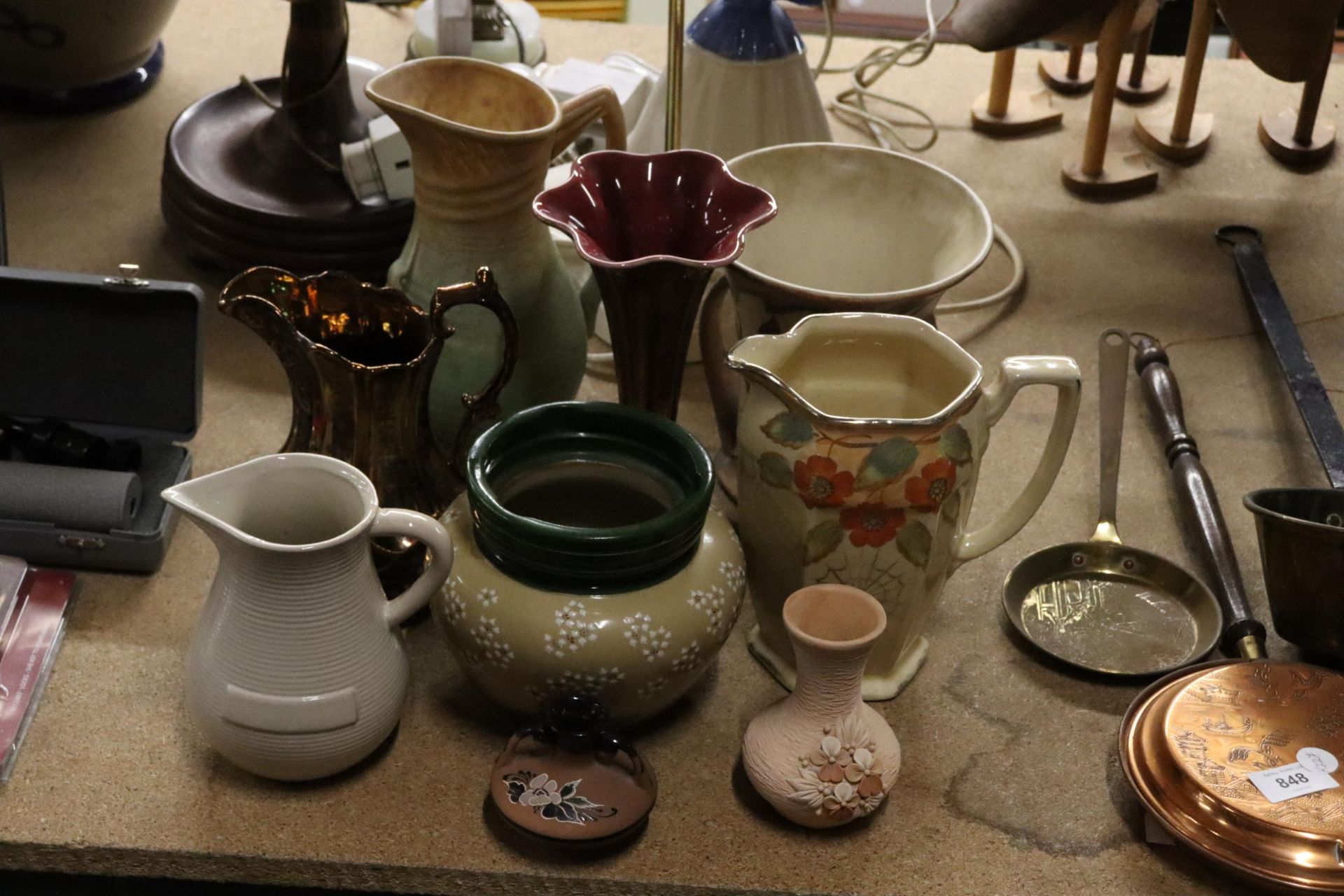 A QUANTITY OF VINTAGE CERAMICS AND POTTERY TO INCLUDE BESWICK, ARTHUR WOOD, ETC, VASES AND JUGS