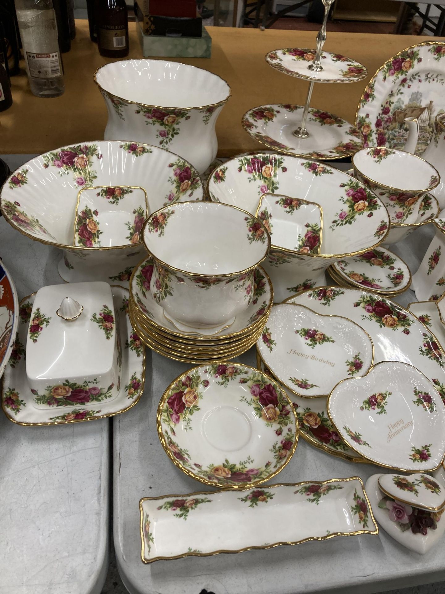 A VERY LARGE COLLECTION OF ROYAL ALBERT OLD COUNTRY ROSES TO INCLUDE TRIOS, JUGS, SUGAR BOWLS, - Bild 5 aus 5