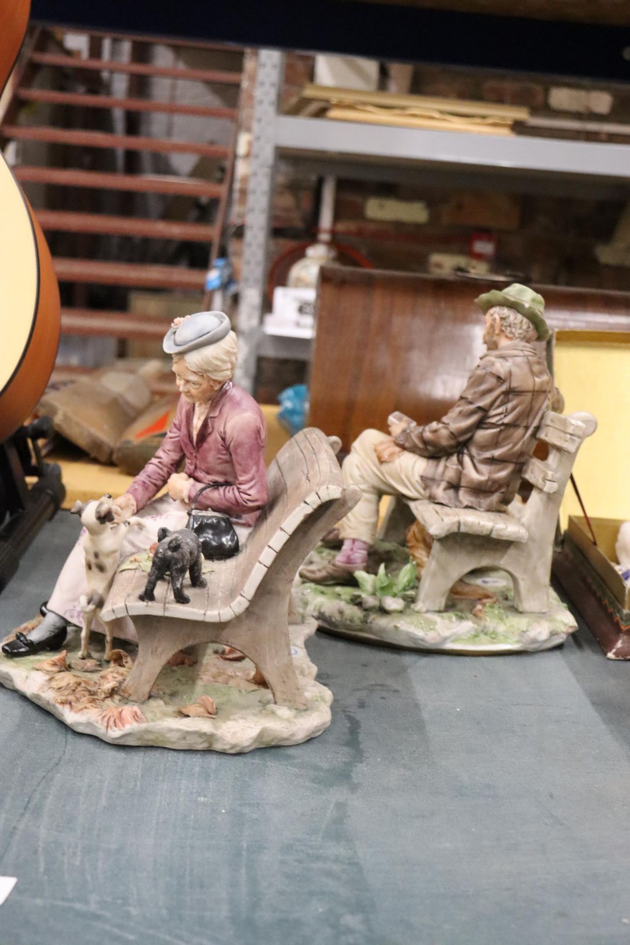 TWO CAPODIMONTE STYLE ORNAMENTS, A MAN ON A BENCH PLAYING CARDS AND A LAWITH DOGSDY ON A BENCH - Bild 4 aus 10