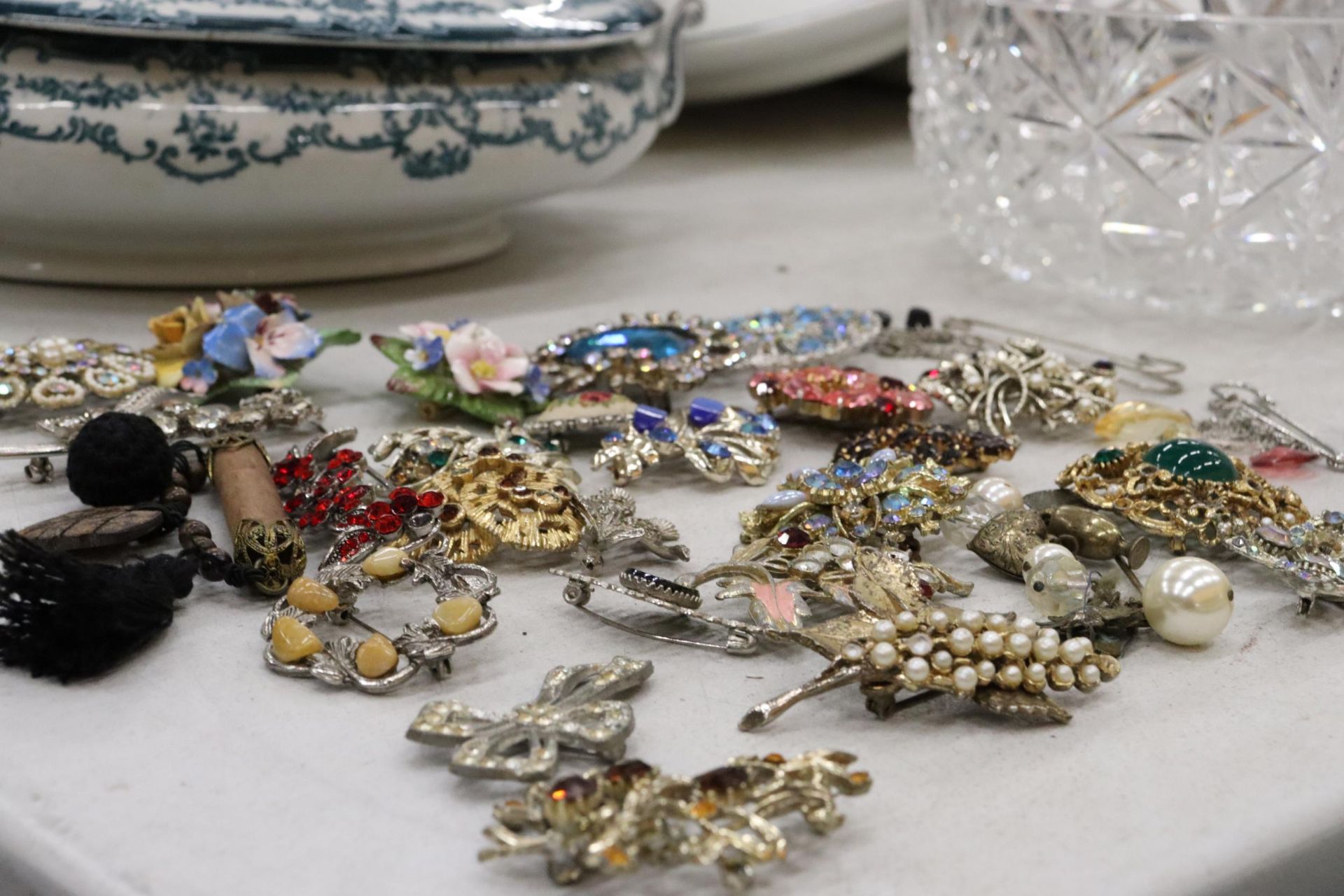 A QUANTITY OF VINTAGE COSTUME JEWELLERY BROOCHES - APPROX 29 IN TOTAL - Image 8 of 9