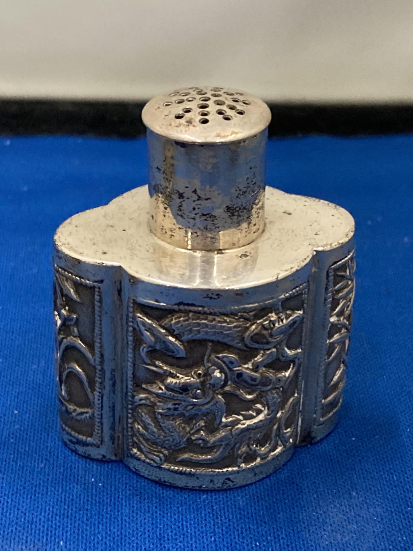 THREE SILVER ITEMS TO INCLUDE TWO HALLMARKED BIRMINGHAM NAPKIN RINGS GROSS WEIGHT 59.67 GRAMS - Image 3 of 7