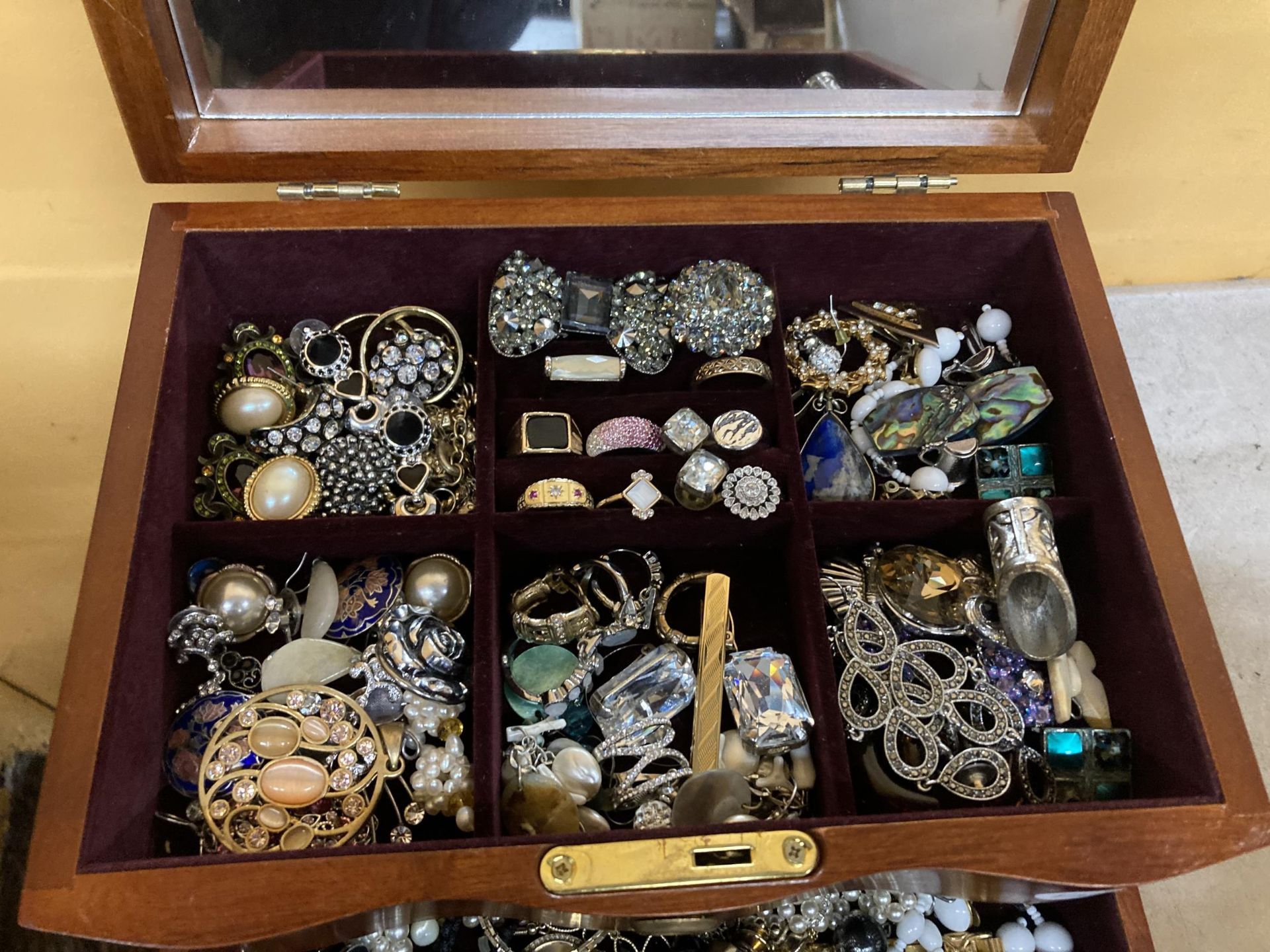 A THREE DRAWER JEWELLERY CHEST WITH HINGED TOP, MIRROR AND COSTUME JEWELLERY CONTENTS - Image 2 of 5