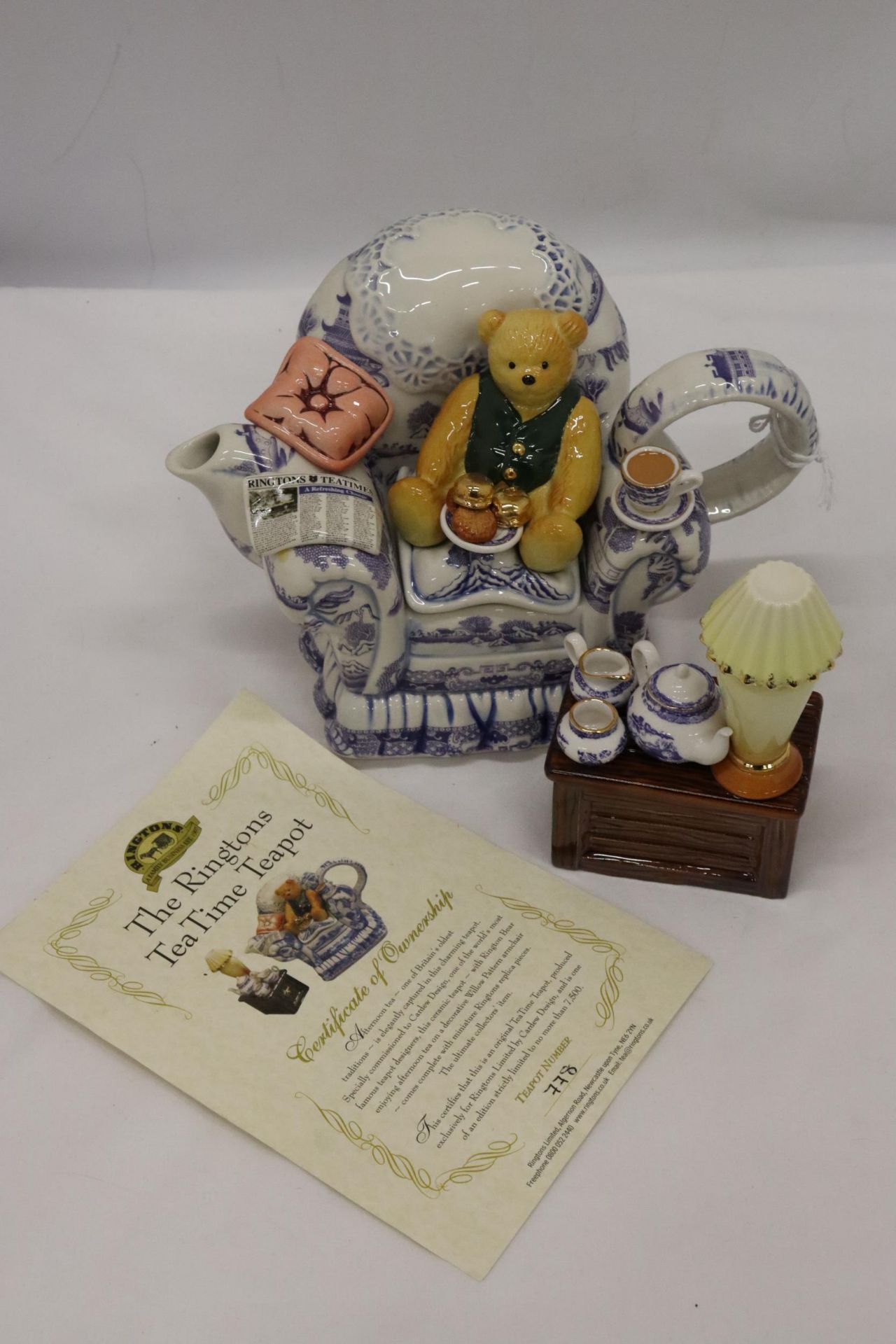 A RINGTONS LIMITED EDITION, 778/7500, 'TEA TIME' TEAPOT, IN GOOD CONDITION WITH CERTIFICATE OF