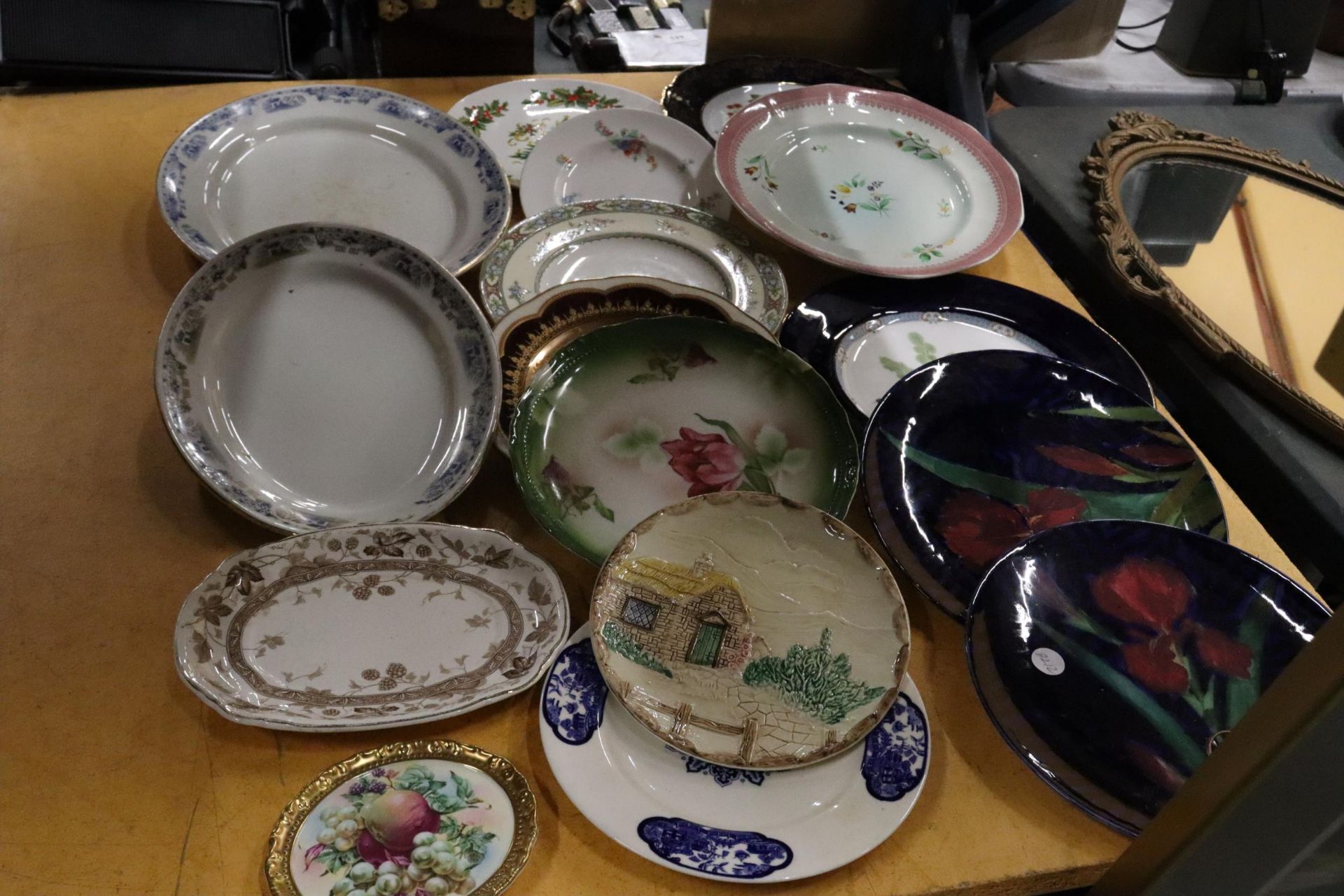 A LARGE QUANTITY OF VINTAGE PLATES TO INCLUDE DOULTON, ADAMS, ETC, - APPROX 16 IN TOTAL - Bild 2 aus 10