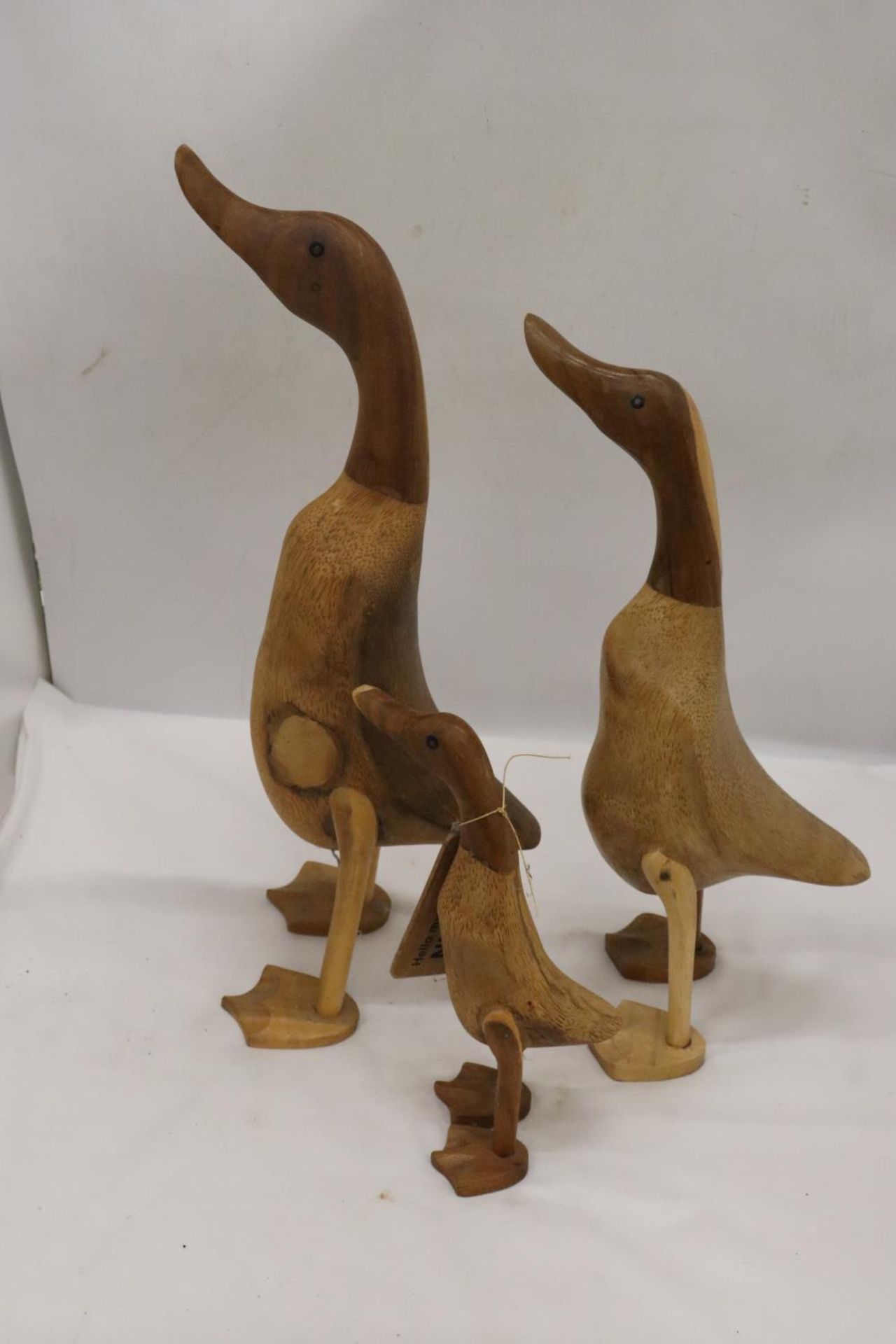 A WOODEN DUCK FAMILY TO INCLUDE DADDY DUCK, MUMMY DUCK AND BABY DUCK - Image 2 of 5