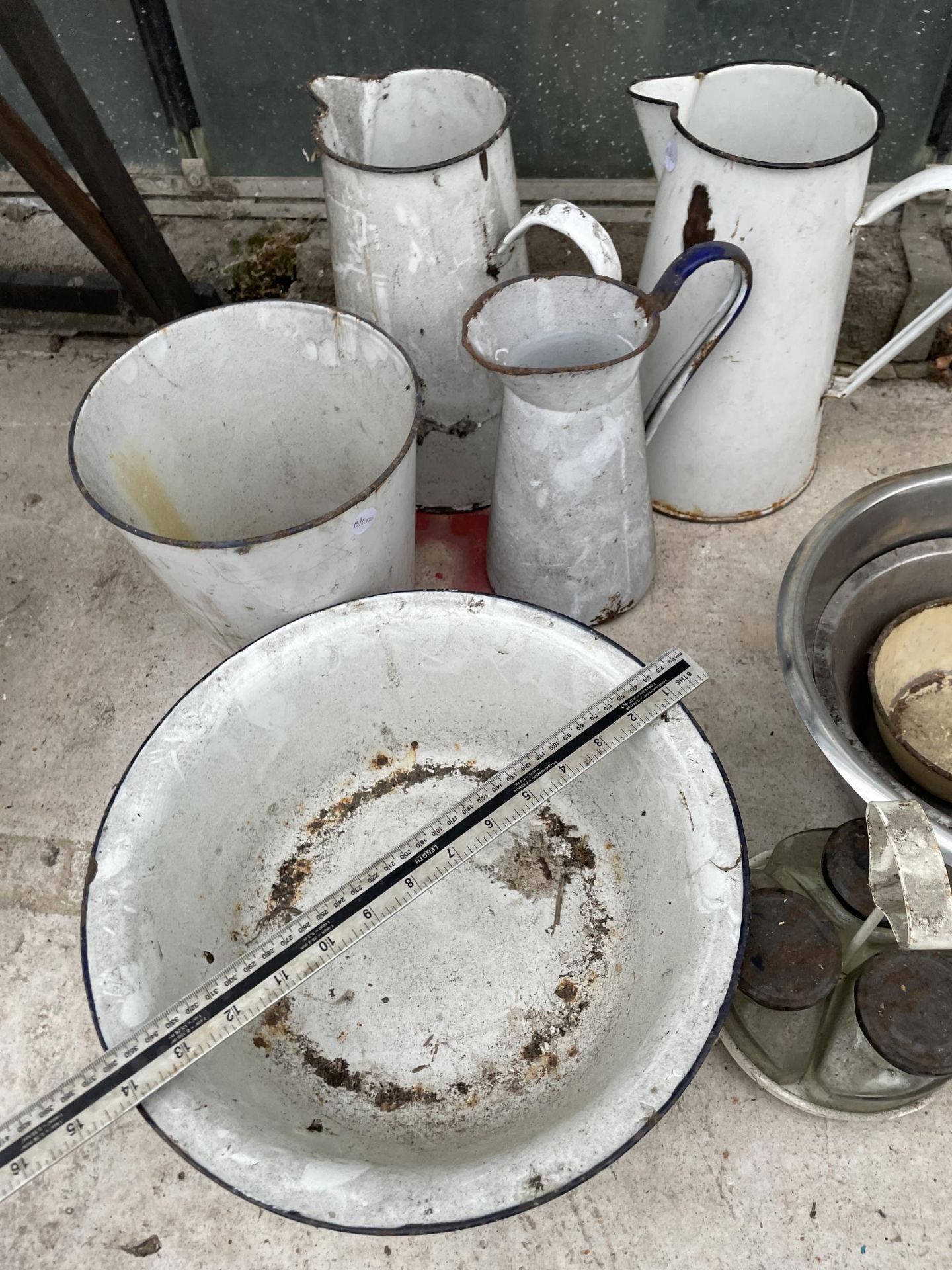 AN ASSORTMENT OF ITEMS TO INCLUDE STAINLESS STEEL BOWLS AND ENAMEL JUGS ETC - Image 3 of 3