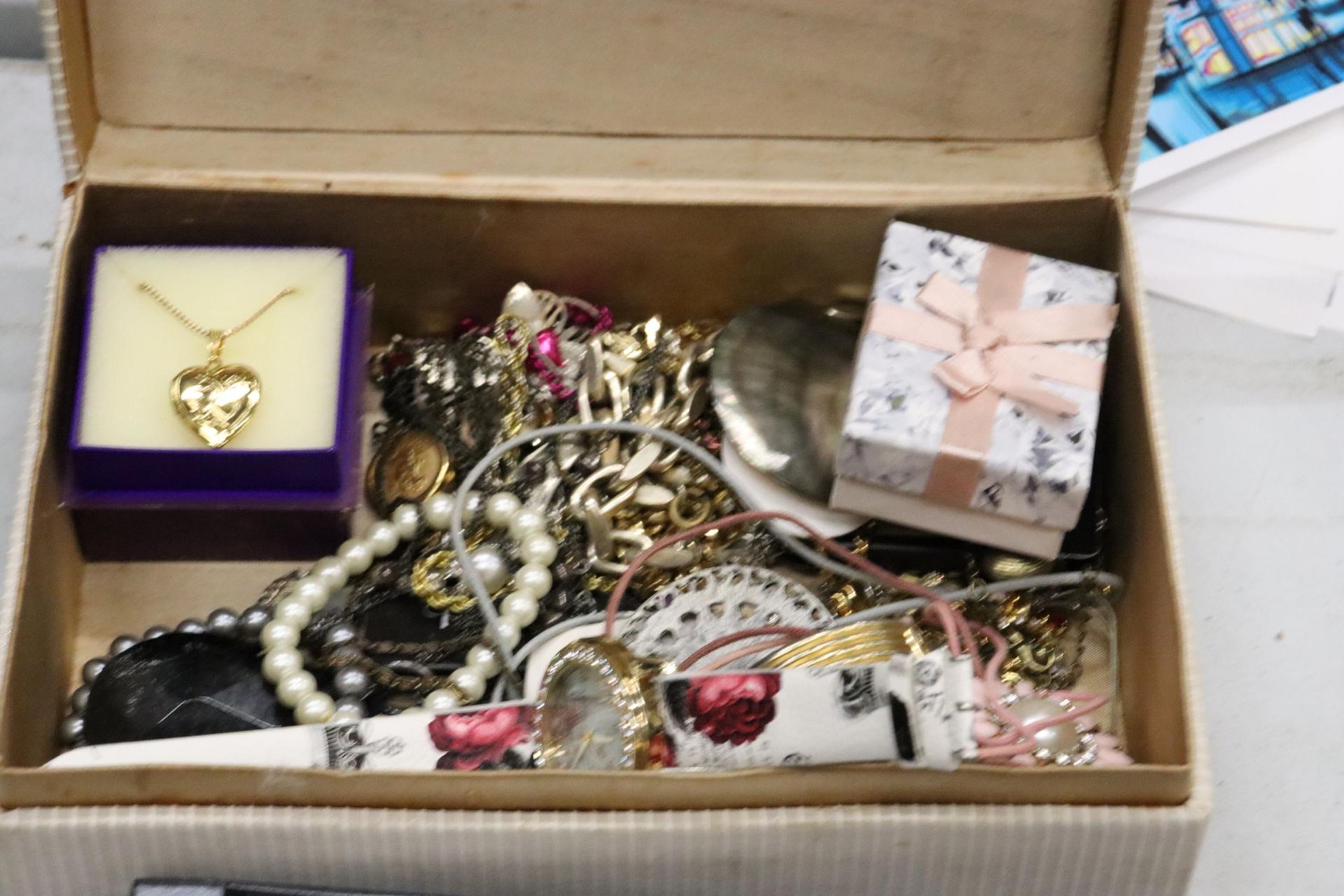 A QUANTITY OF COSTUME JEWELLERY TO INCLUDE NECKLACES, BRACELETS, BROOCHES, ETC - Image 6 of 7