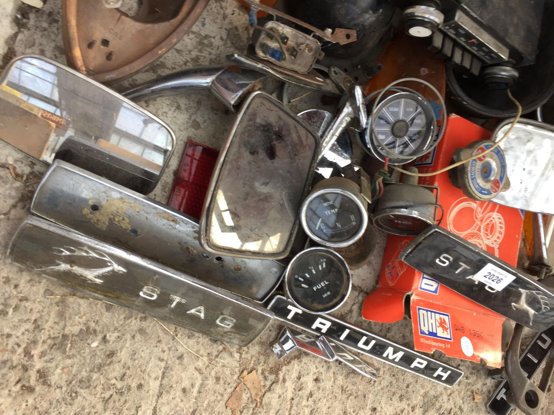 AN ASSORTMENT OF VINTAGE AUTOMOBILE ITEMS TO INCLUDE GUAGES, BADGES AND MIRRORS ETC - Image 2 of 4