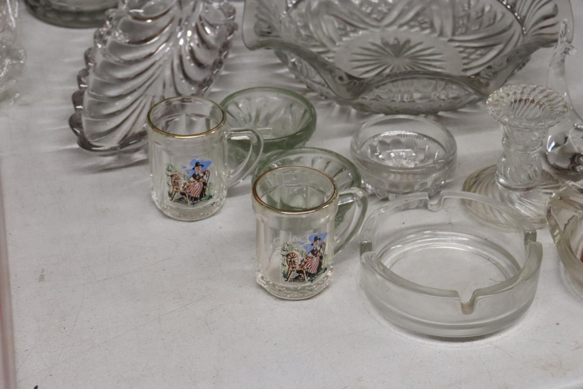 A QUANTITY OF VINTAGE GLASSWARE TO INCLUDE VASES, BOWLS, A TANKARD, A PAIR OF DOLPHINS, TEALIGHT - Image 3 of 6