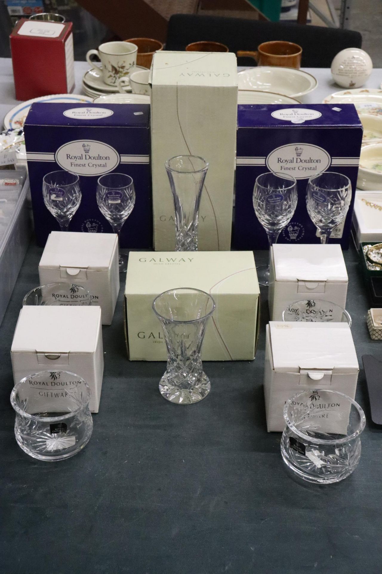 A COLLECTION OF BOXED GLASSWARE TO INCLUDE ROYAL DOULTON CRYSTAL GLASSES, ROYAL DOULTON WHISKY
