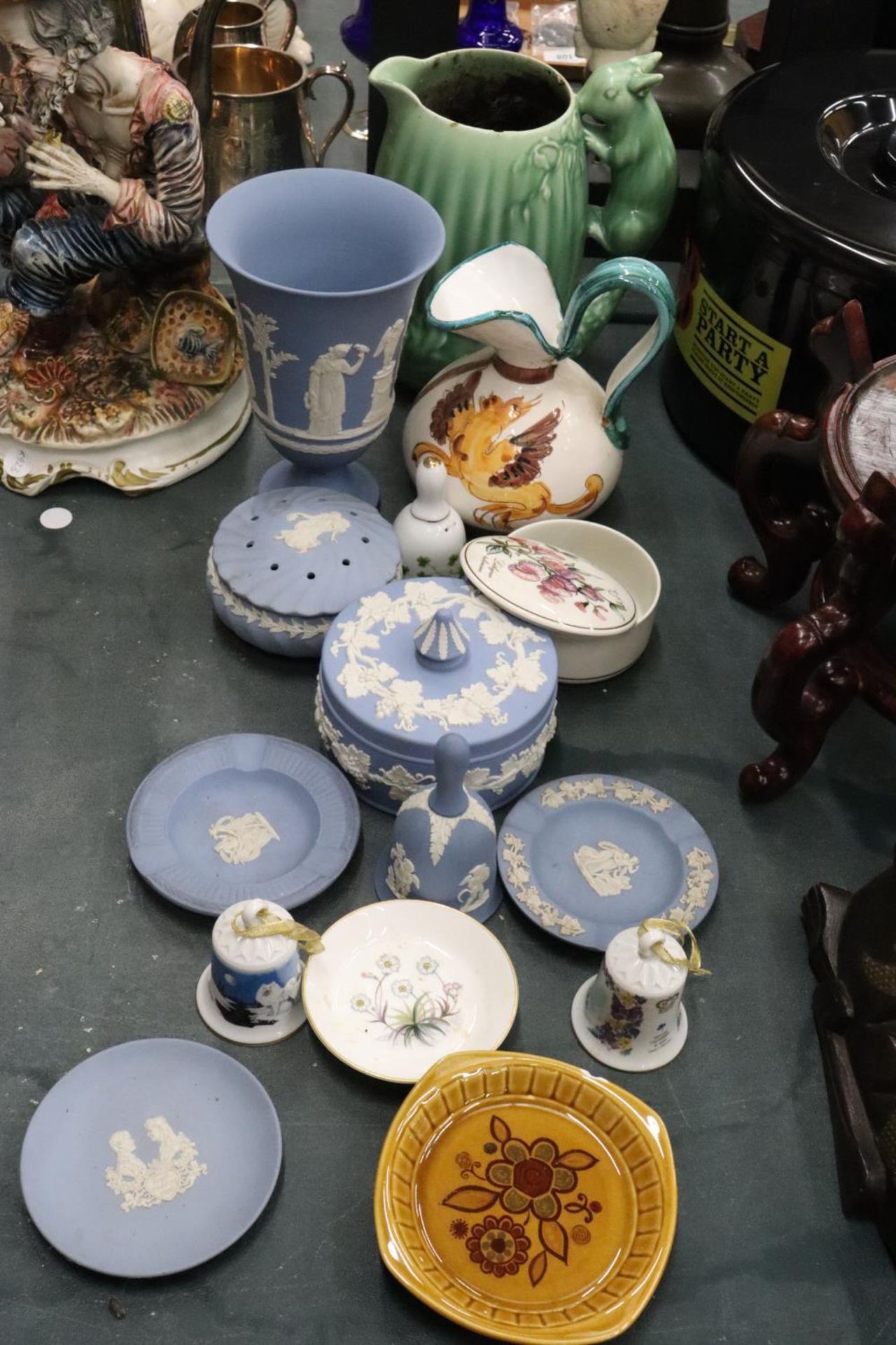 A QUANTITY OF COLLECTABLES TO INCLUDE WEDGWOOD JASPERWARE, SYLVAC SQUIRREL JUG (A/F), BELLS ETC.,