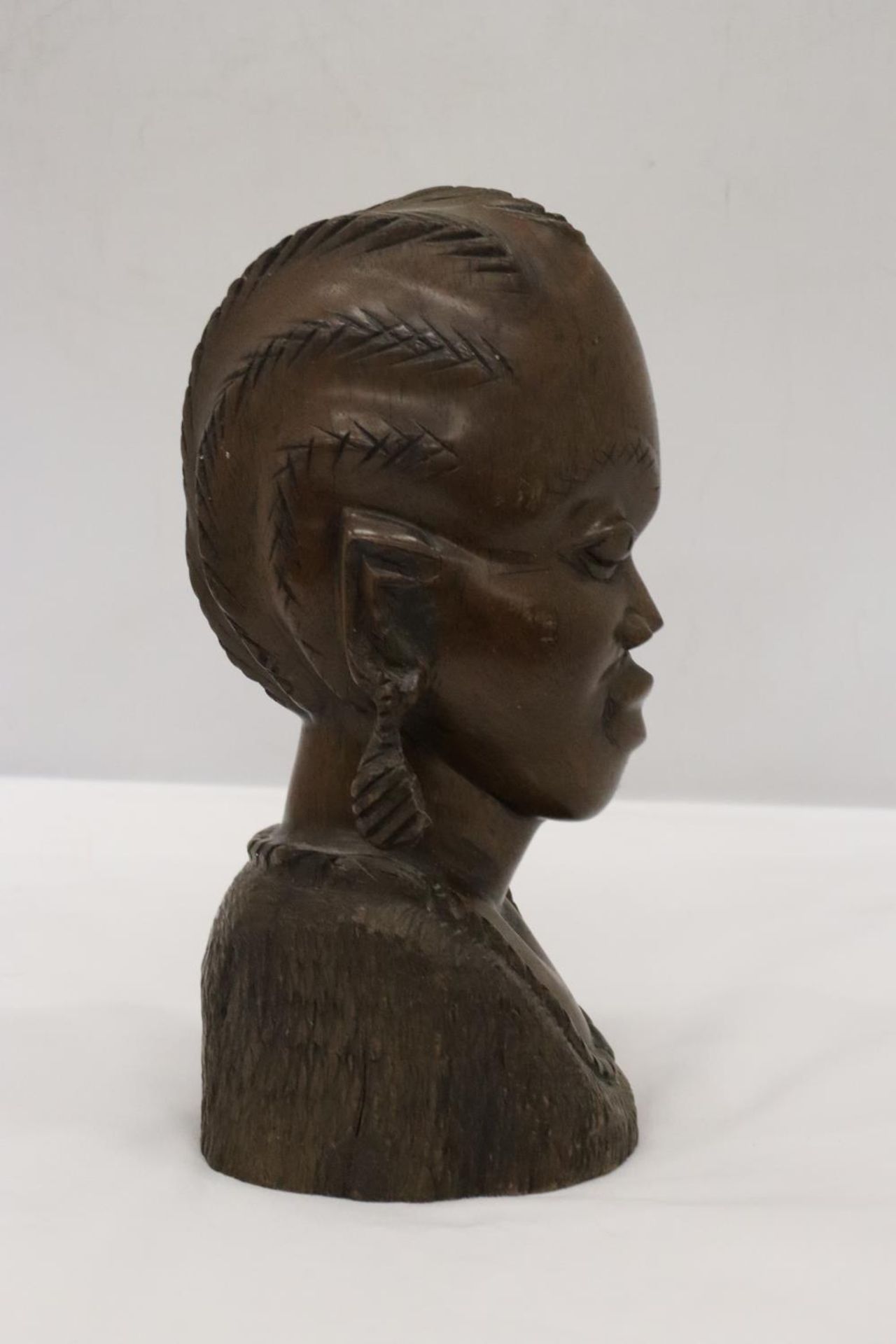 AN AFRICAN HARDWOOD CARVED BUST OF A LADY, HEIGHT 24CM - Bild 4 aus 5