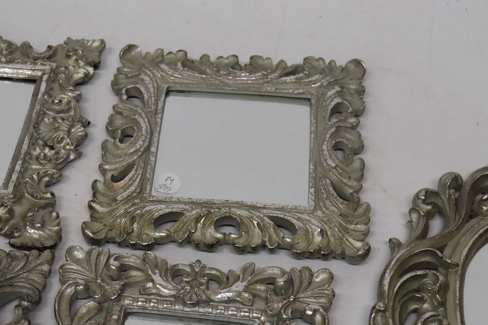 FIVE SMALL MIRRORS WITH ORNATE SILVER COLOURED FRAMES - Bild 5 aus 9