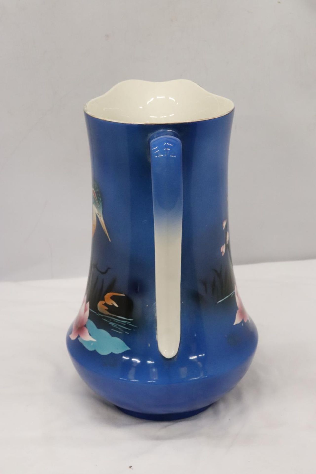A LARGE ROYAL VENTON WARE (1930'S) JUG WITH KINGFISHER DESIGN - Image 4 of 6