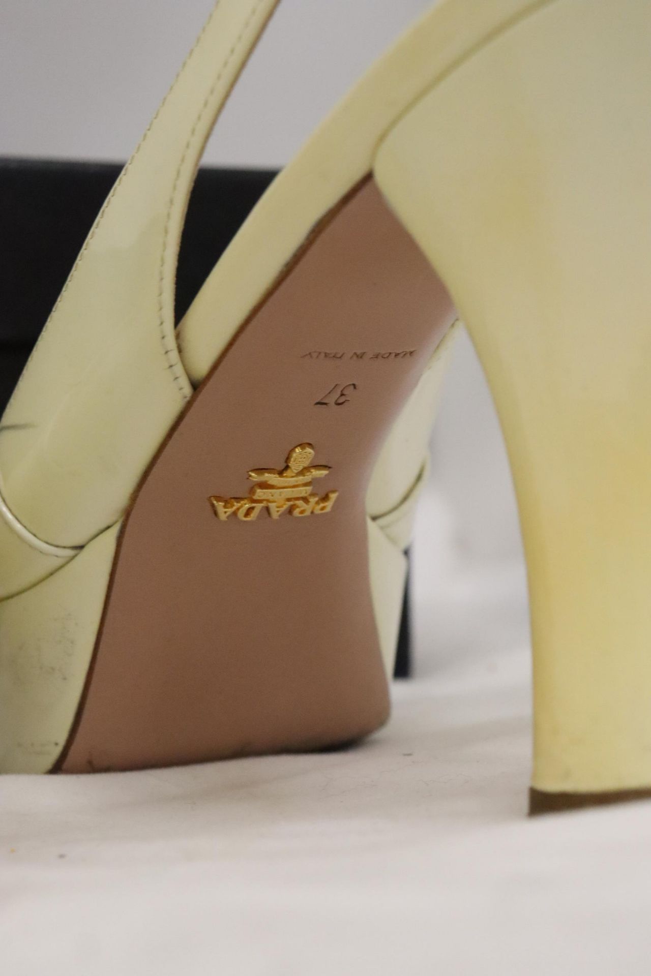 A PAIR OF CREAM HIGH HEELED SHOES, MARKED WITH A GOLD COLOURED 'PRADA' TO THE UNDERSIDE, IN A BOX - Image 5 of 7