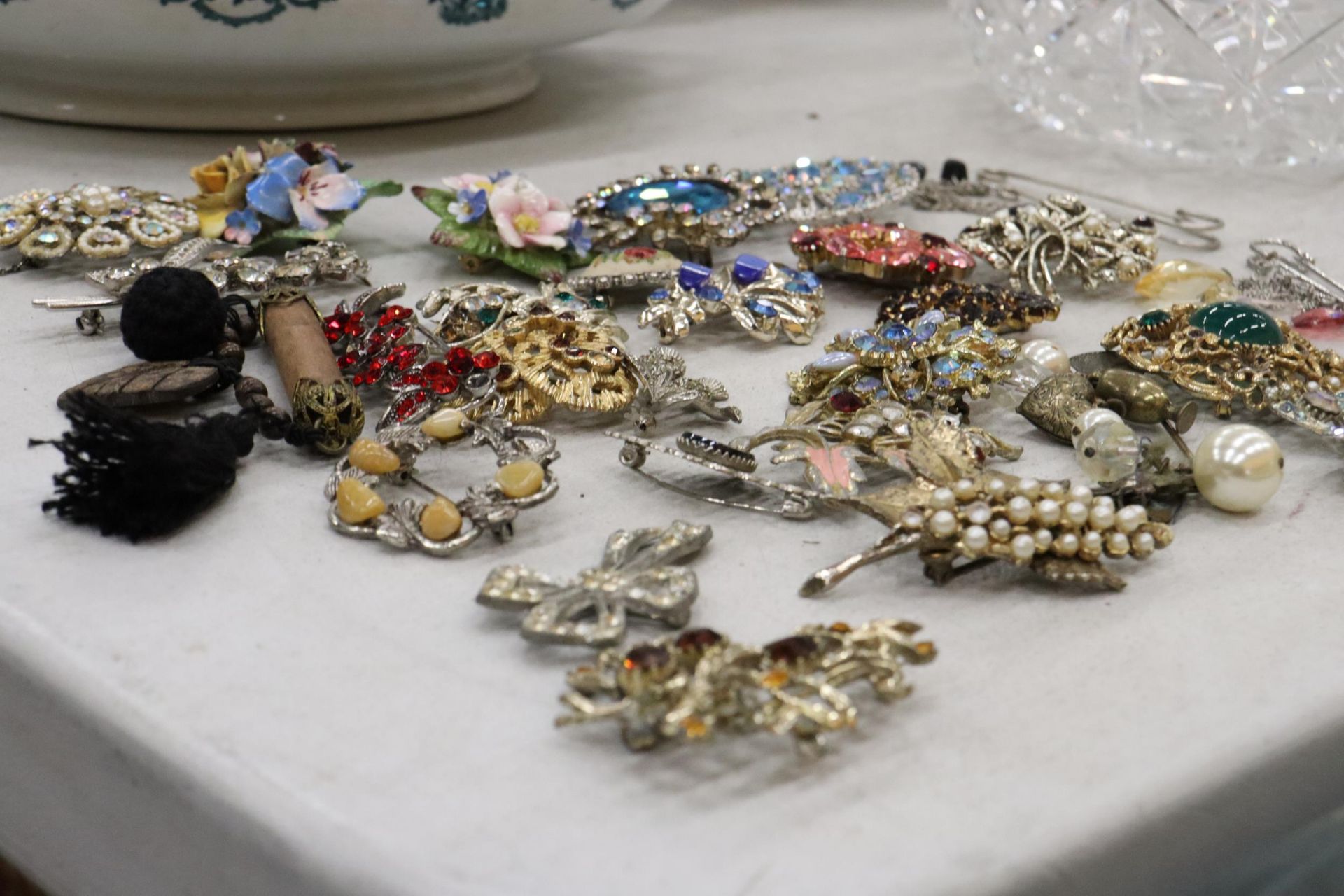 A QUANTITY OF VINTAGE COSTUME JEWELLERY BROOCHES - APPROX 29 IN TOTAL - Image 9 of 9