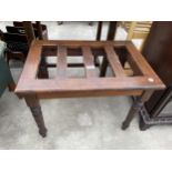 AN EDWARDIAN MAHOGANY SUITCASE STAND